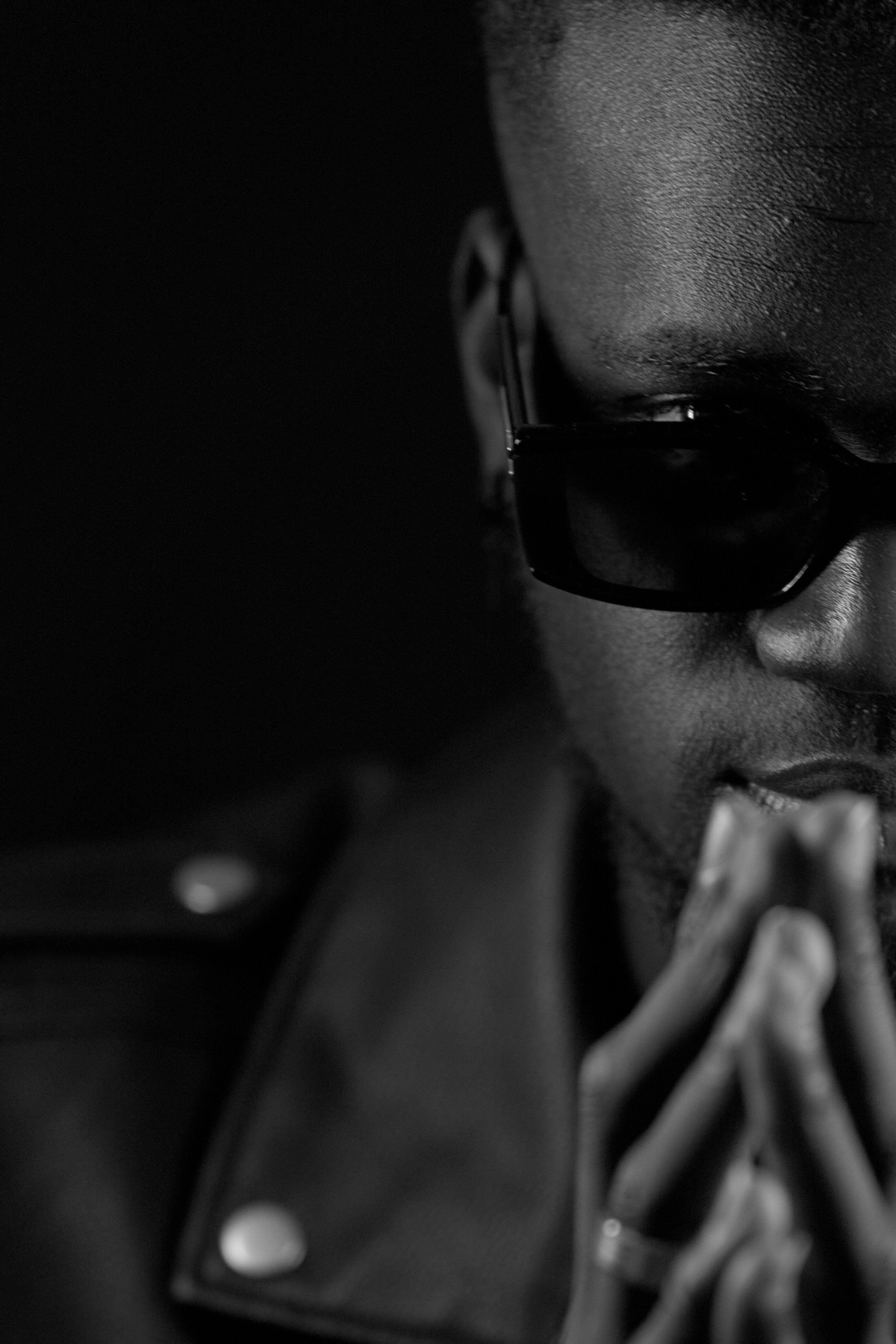 Съёмка в темном ключе с применением цветного света. Мартазова Екатерина фотограф. Екатеринбург