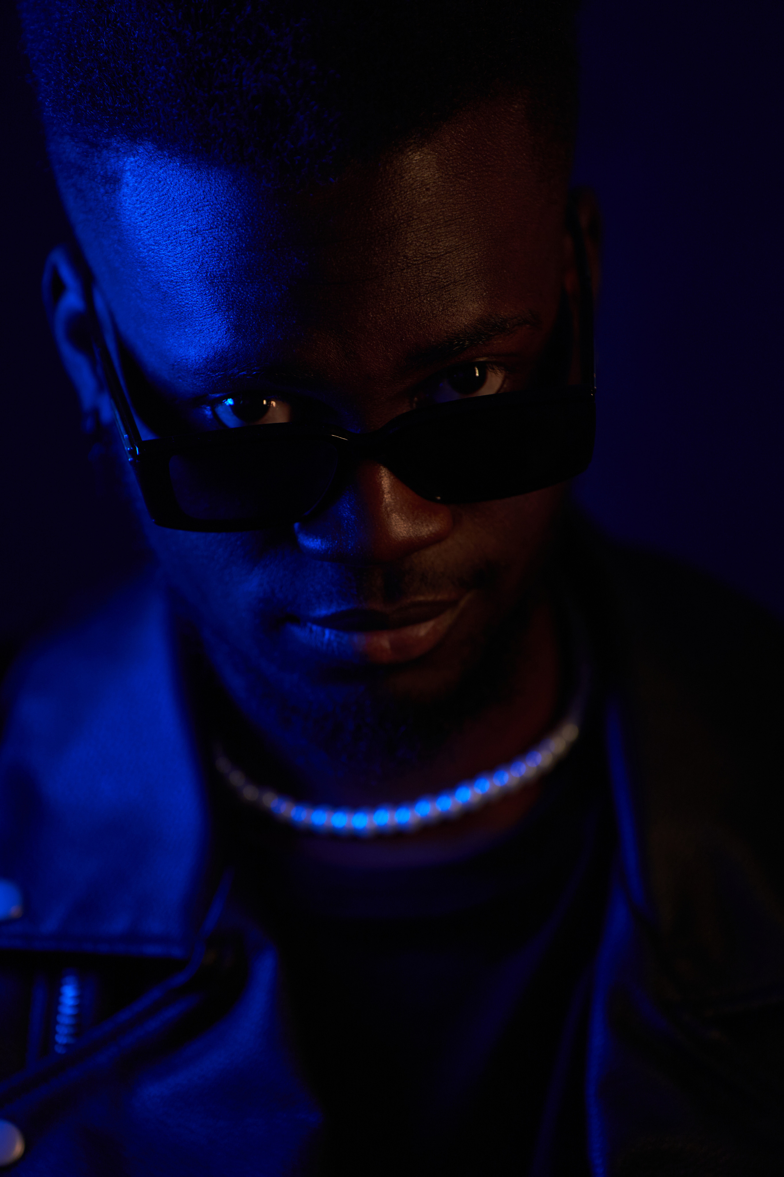 Съёмка в темном ключе с применением цветного света. Мартазова Екатерина фотограф. Екатеринбург