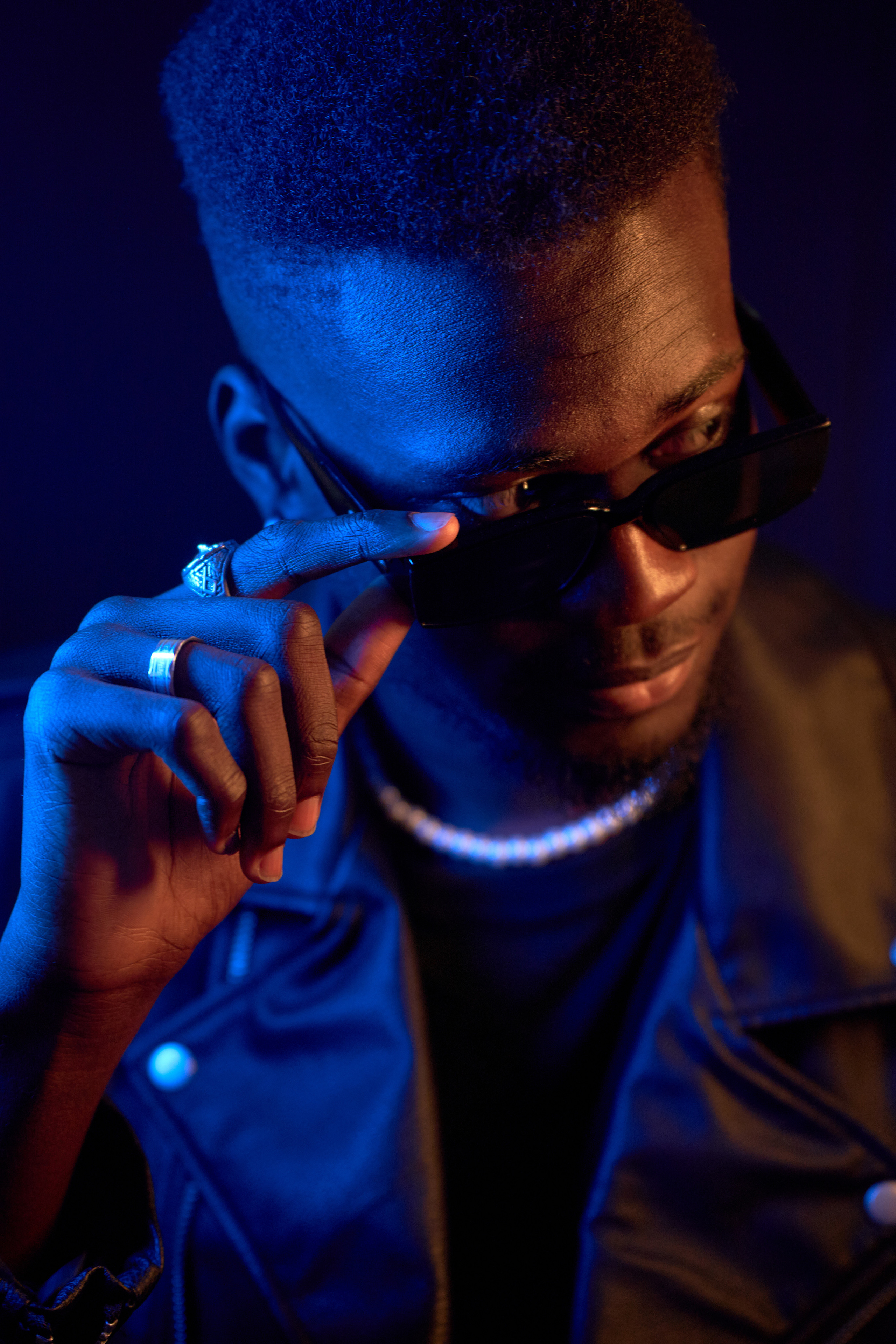 Съёмка в темном ключе с применением цветного света. Мартазова Екатерина фотограф. Екатеринбург