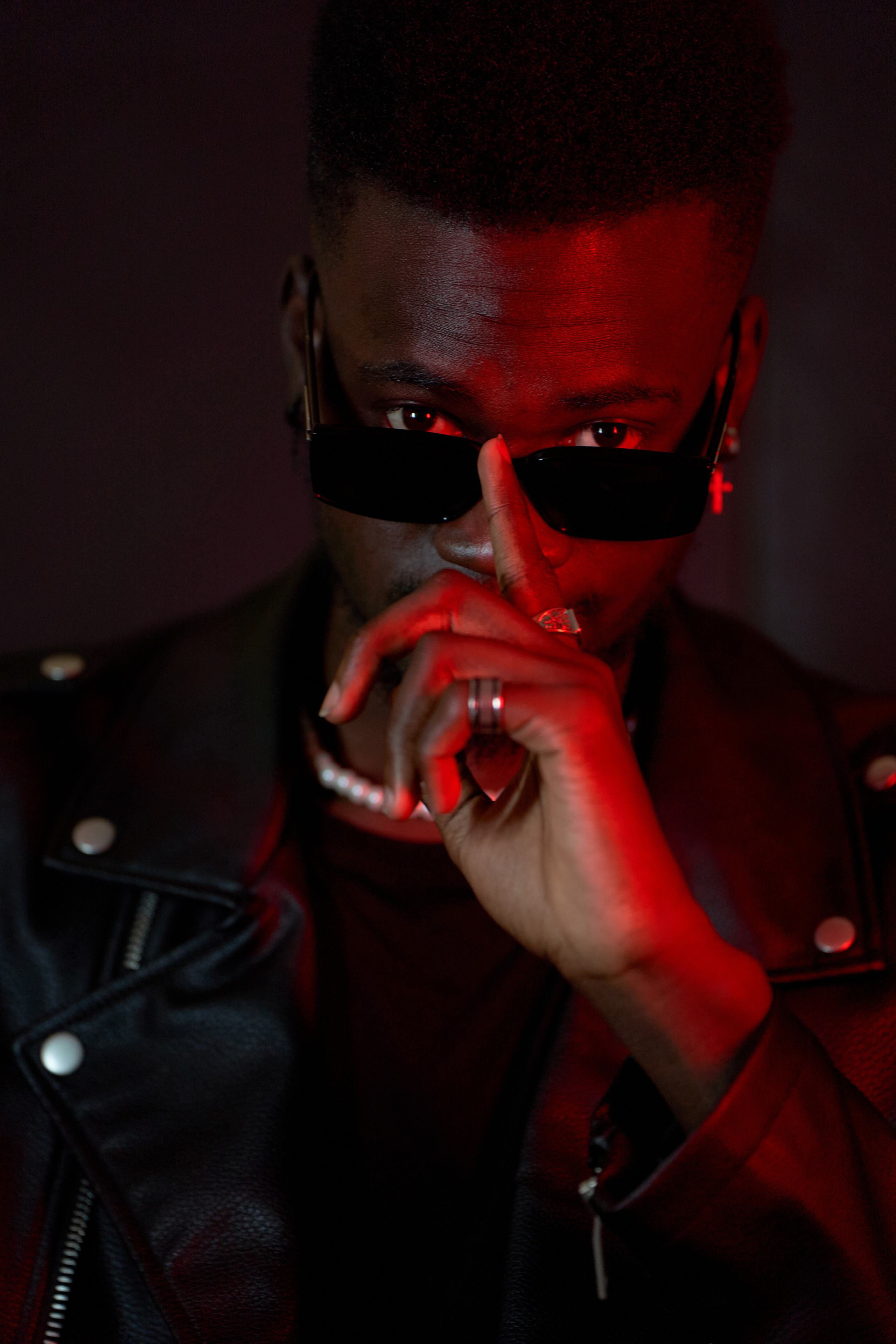 Съёмка в темном ключе с применением цветного света. Мартазова Екатерина фотограф. Екатеринбург