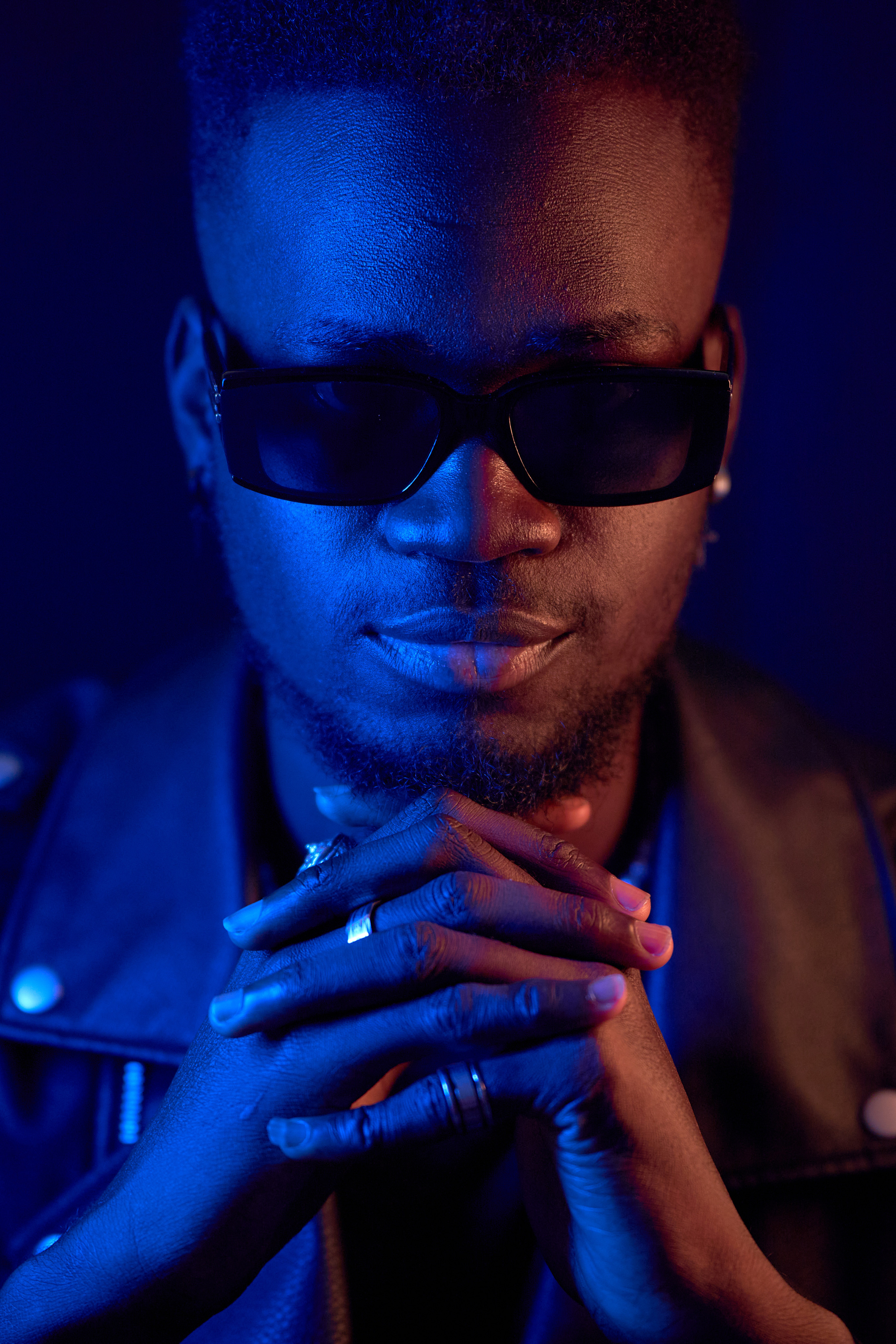 Съёмка в темном ключе с применением цветного света. Мартазова Екатерина фотограф. Екатеринбург