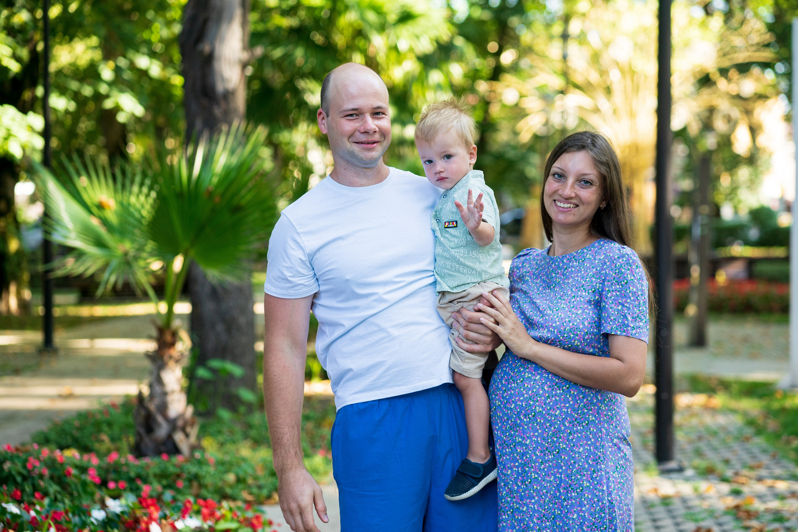 Семейная летняя съемка на пляже и в сквере. Фотограф в Сочи Тиунова Маргарита и Тиунов Евгений