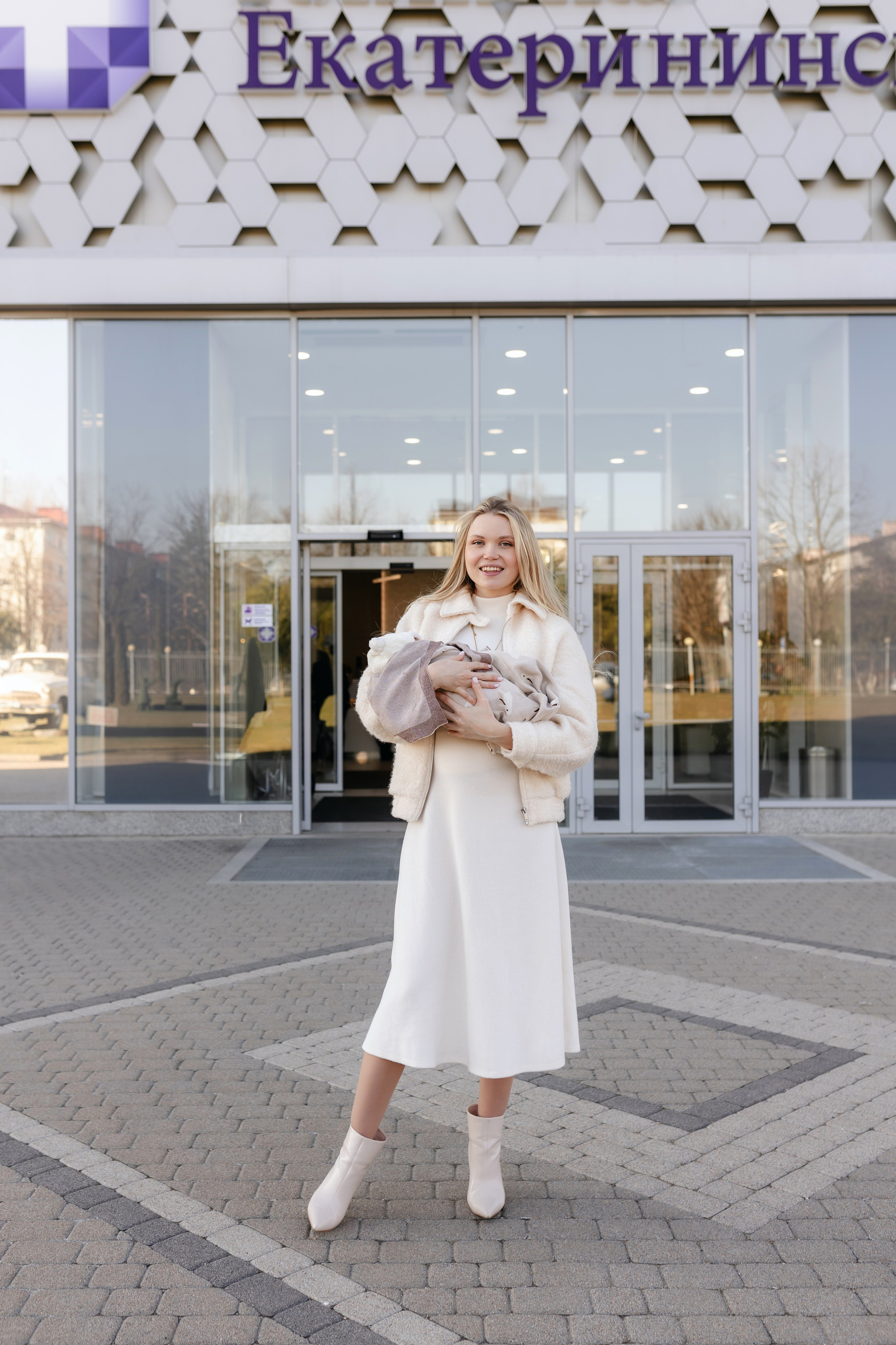 Фотограф на выписку из роддома в Краснодаре, выписка из Екатерининского роддома, фотограф Яна Морева. Семейный фотограф в Краснодаре Яна Морева