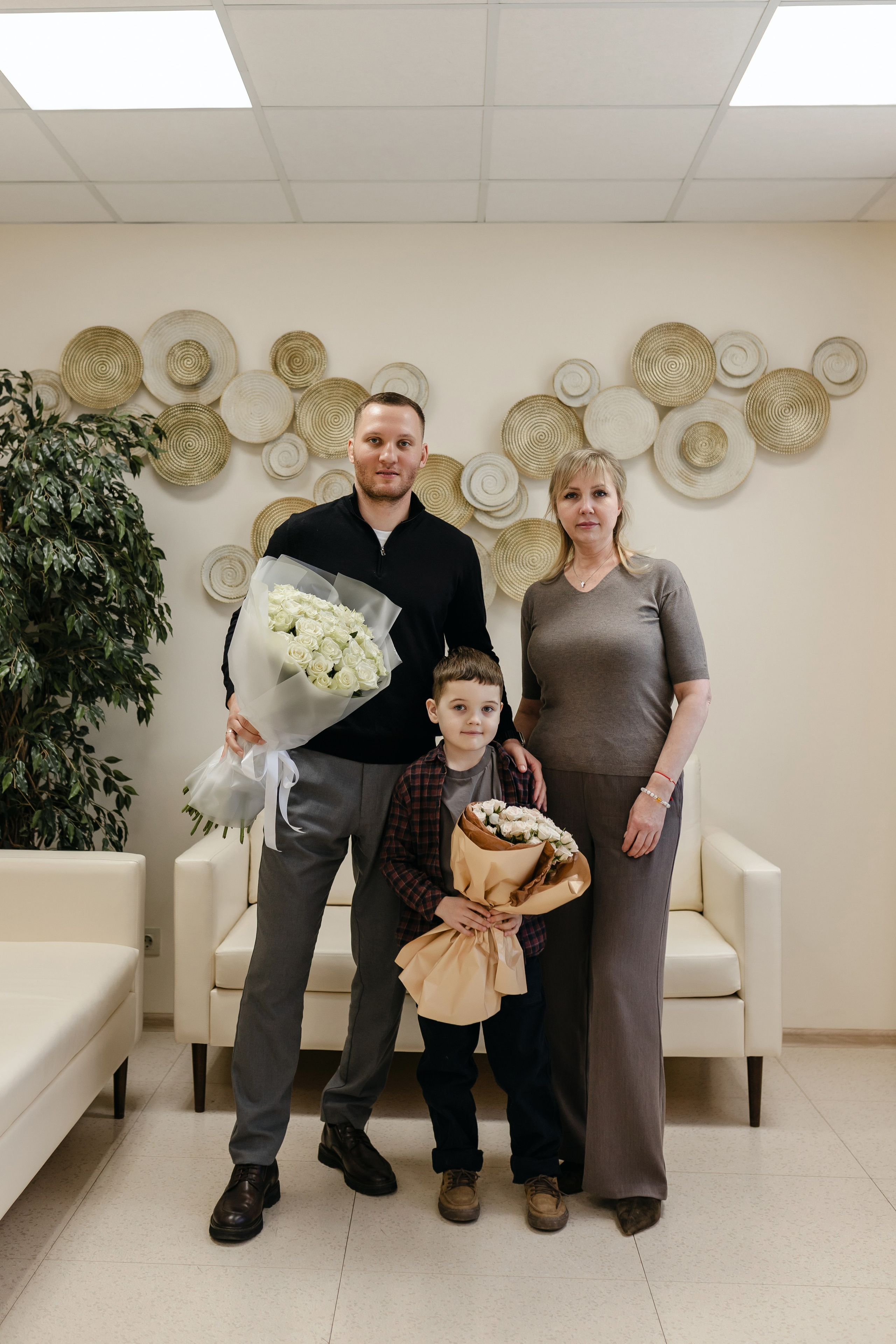 Фотограф на выписку из роддома в Краснодаре, выписка из Екатерининского роддома, фотограф Яна Морева. Семейный фотограф в Краснодаре Яна Морева