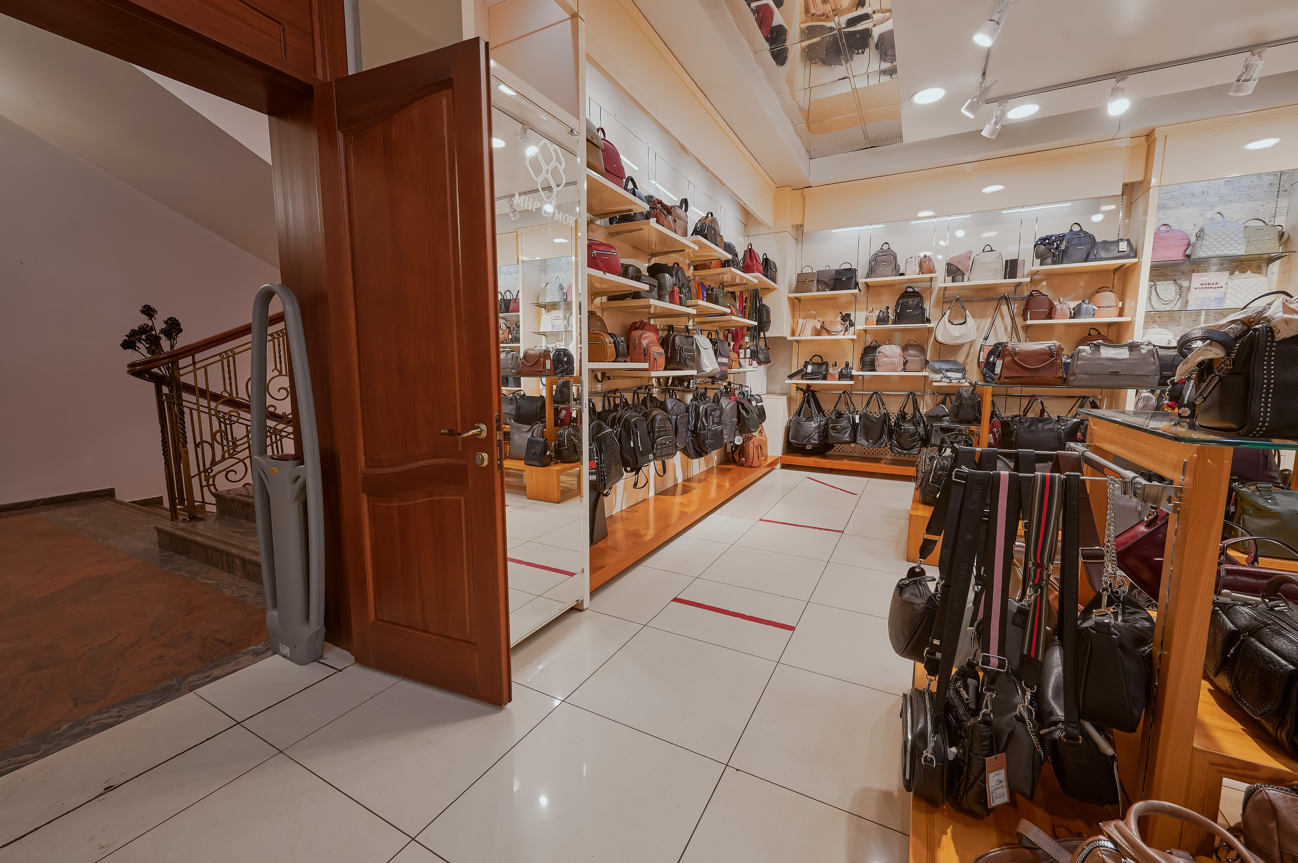 Портфолио по интерьерной и экстерьерной фотосъёмки: Мир Сумок — Правый берег. Фотограф Яковлев Роман — Красноярск