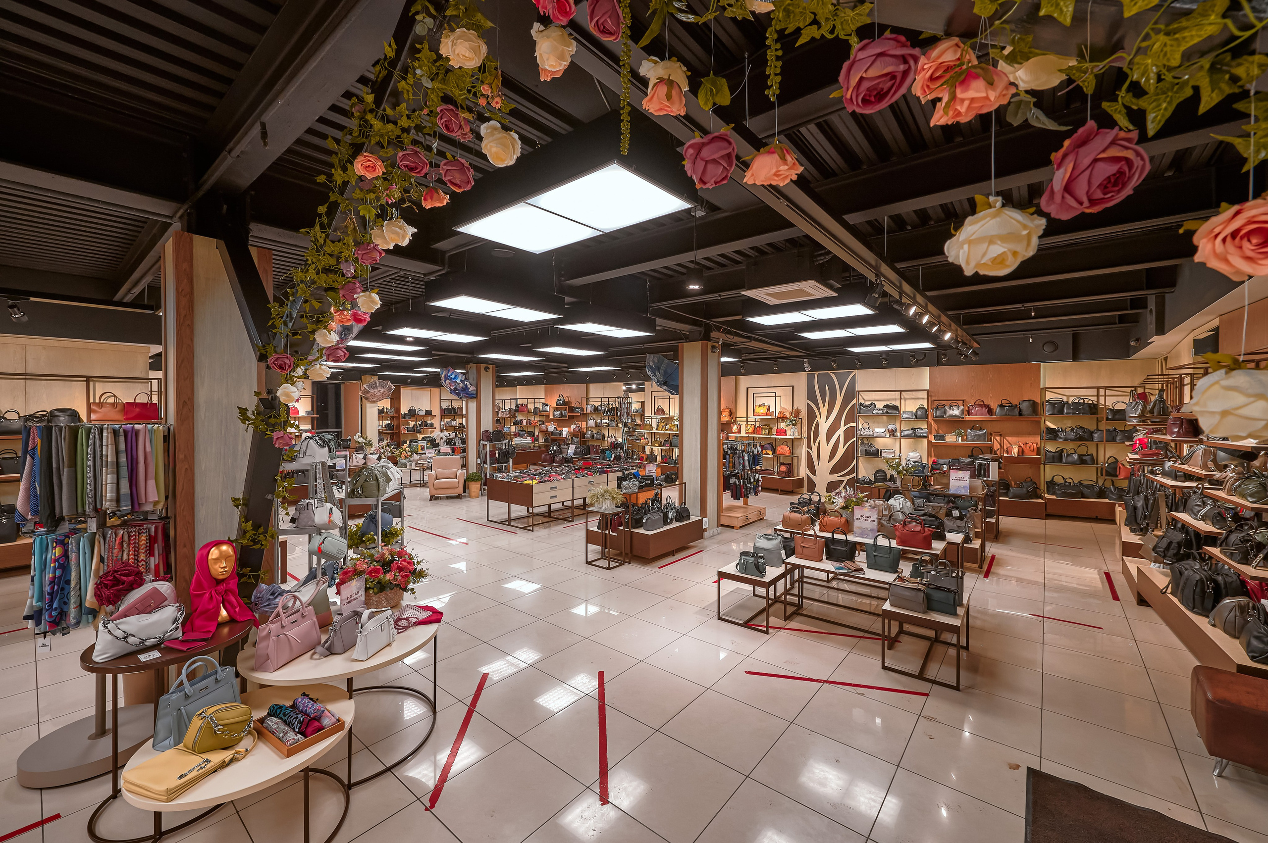 Портфолио по интерьерной и экстерьерной фотосъёмки: Мир сумок — Левый берег. Фотограф Яковлев Роман — Красноярск