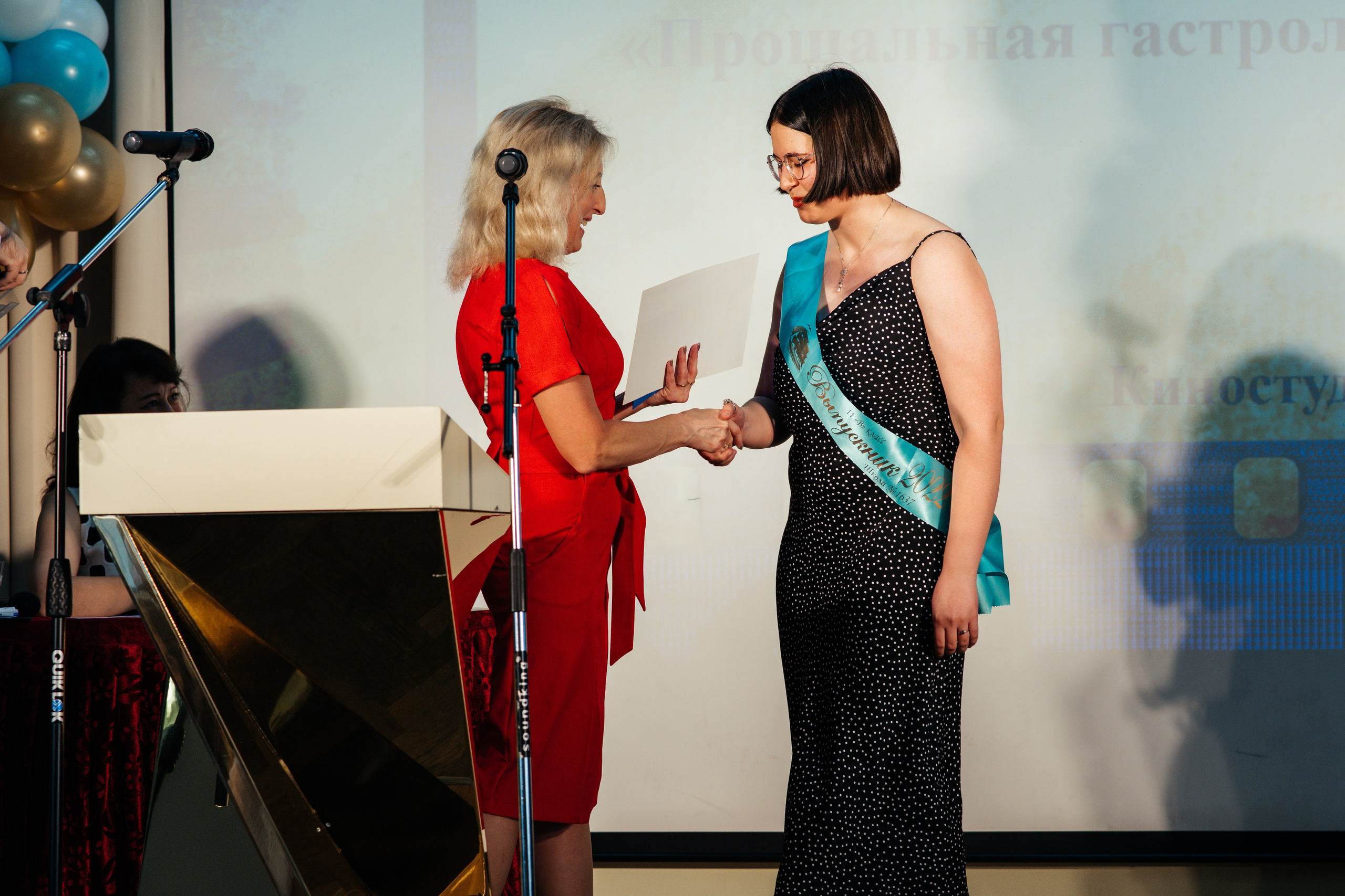 Вручение аттестатов. Выпускные альбомы в Подольске Москве и МО