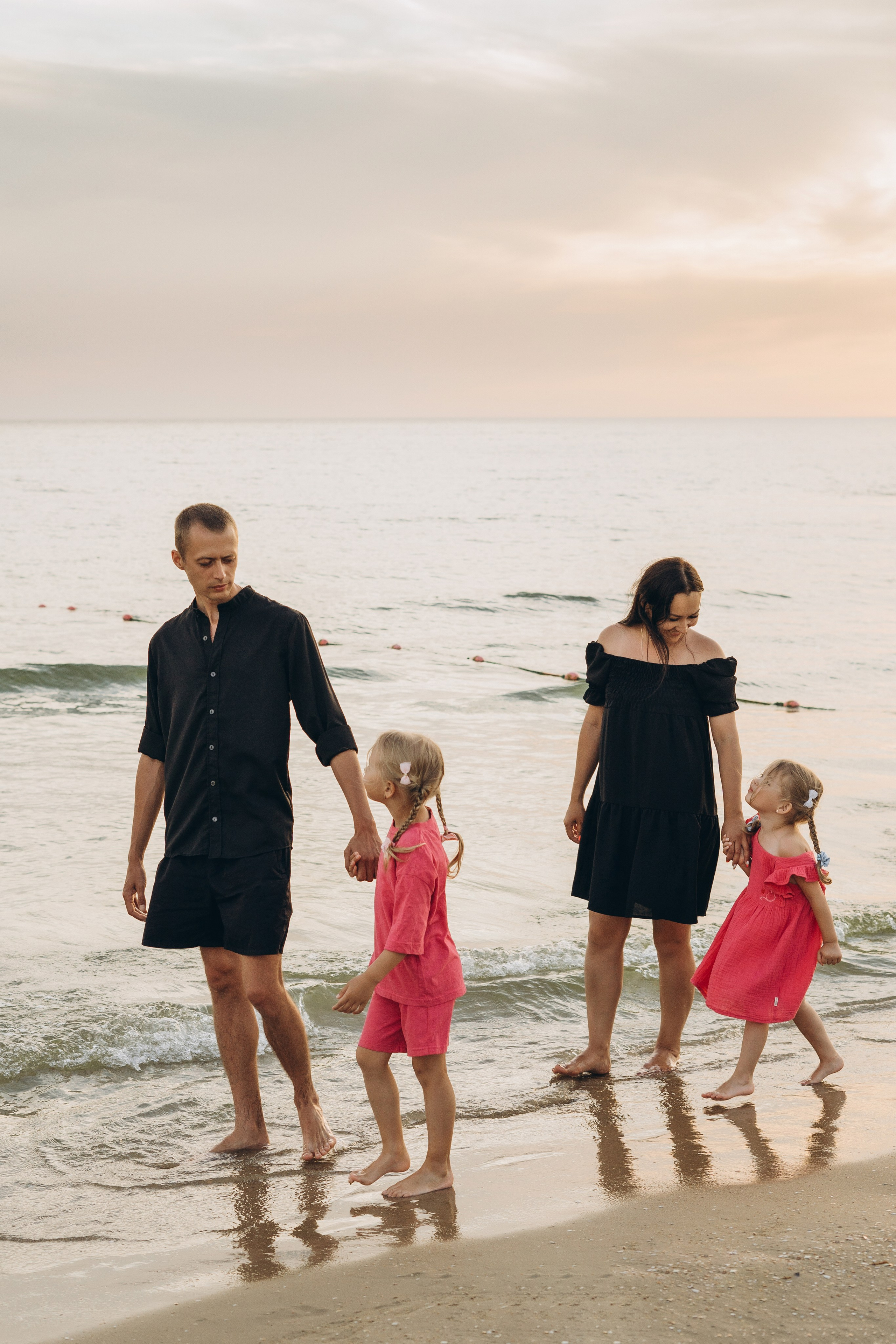 Фотограф Голубицкой снял, как бабушка учит внуков старинному способу плести сети