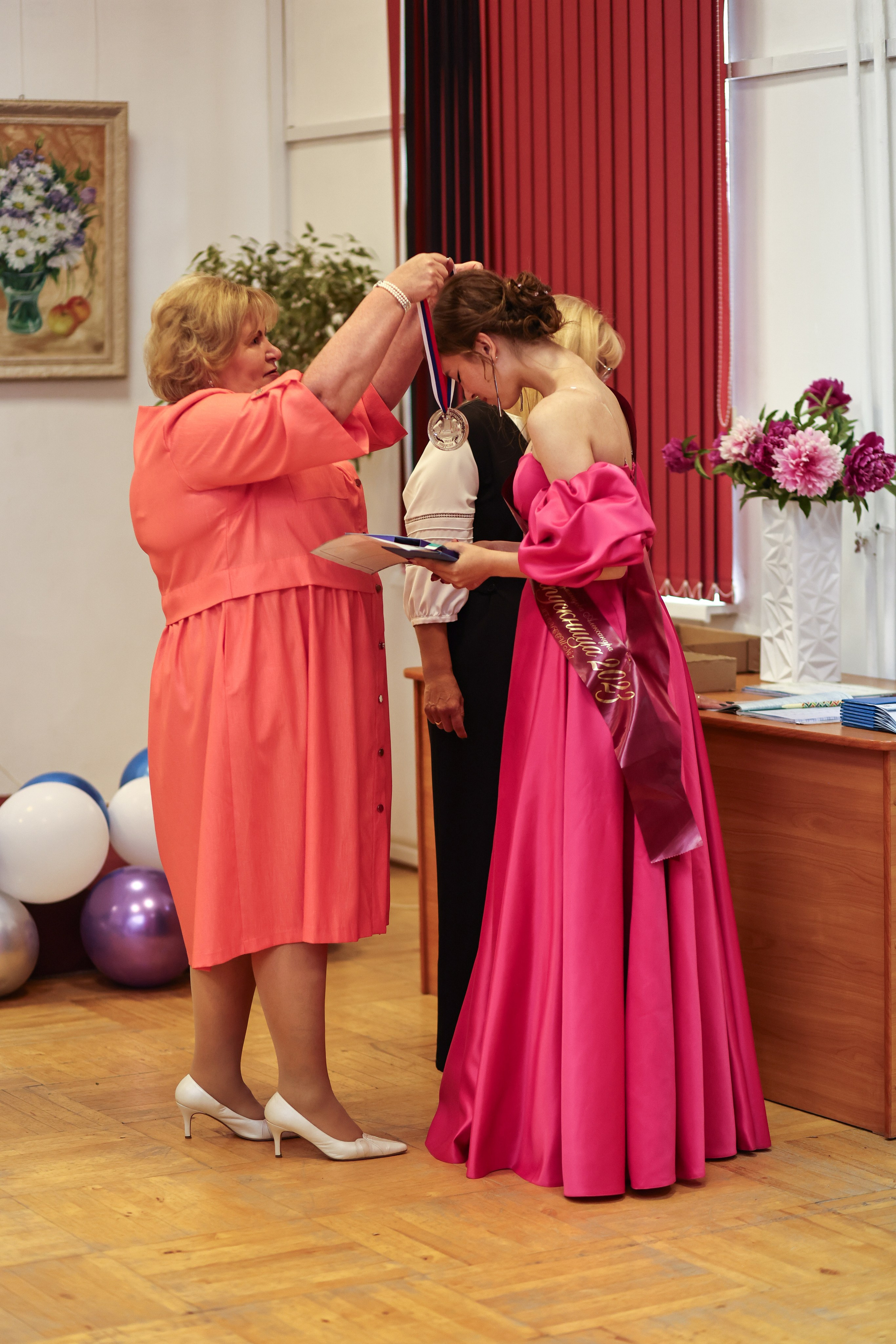 Вручение аттестатов. Школа № 7, выпускники 11 класса 2023 г. Студия выпускных альбомов Остров