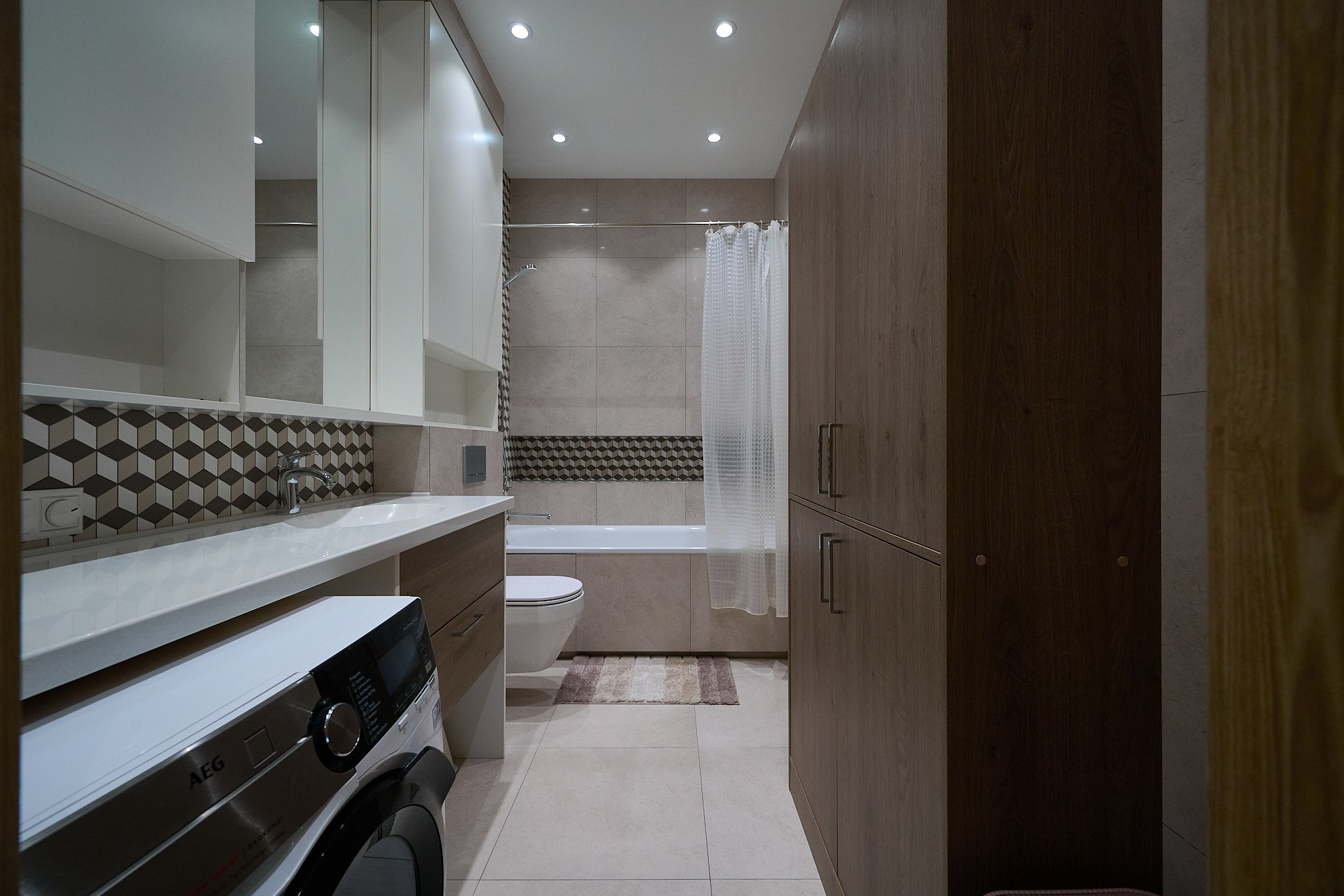 ванная комната со светлыми серыми плитками 