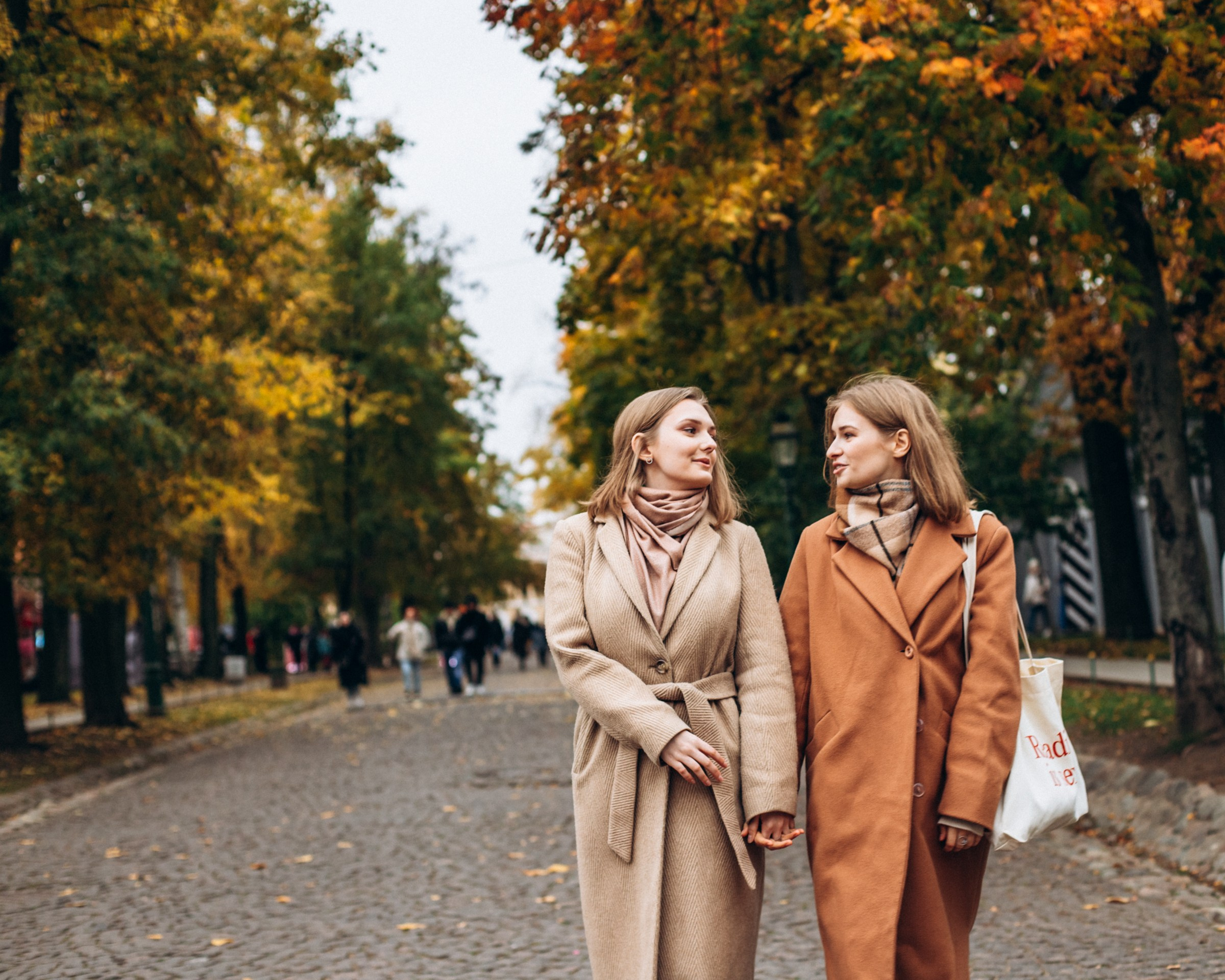 Сестры Саша и Полина в октябре. Фотопрогулка в Петербурге. Индивидуальный и семейный фотограф в Санкт-Петербурге