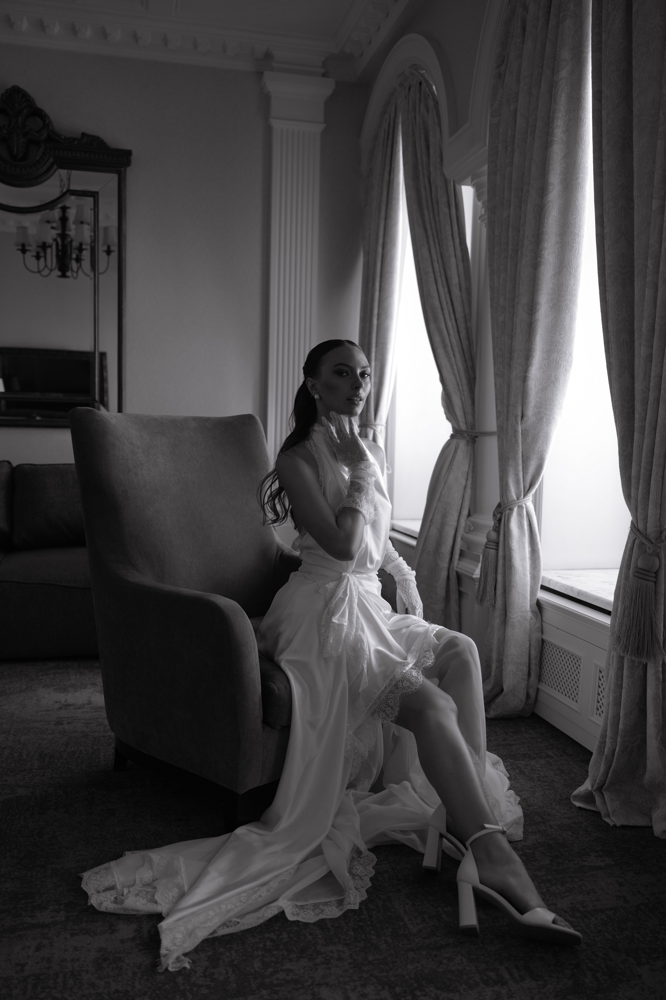 Свадебная фотосессия утра невесты и жениха в отеле Амбассадори