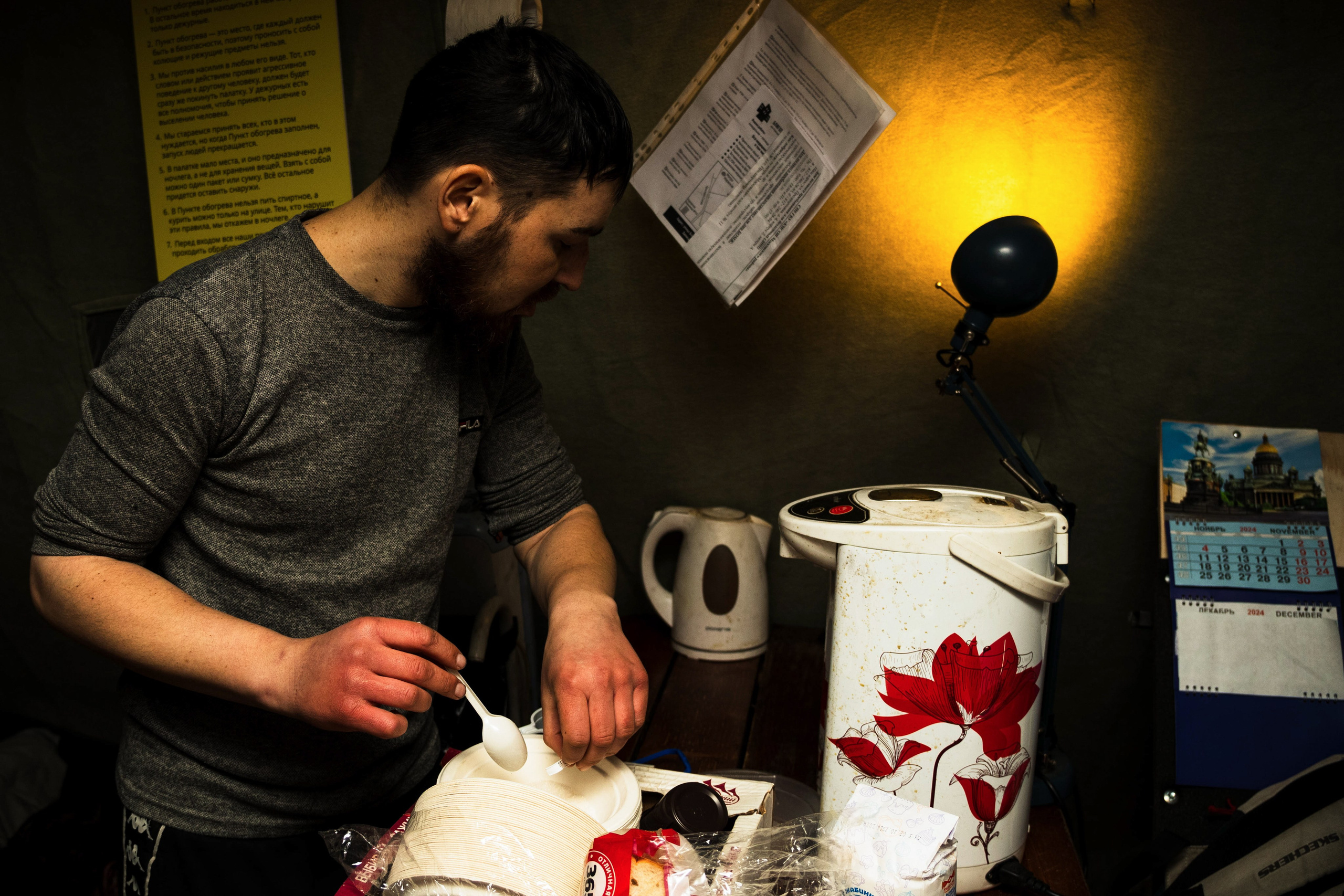 Репортажная съемка. «Ночлежка». Пункт обогрева; Неравнодуш. Репортажный фотограф в СПб