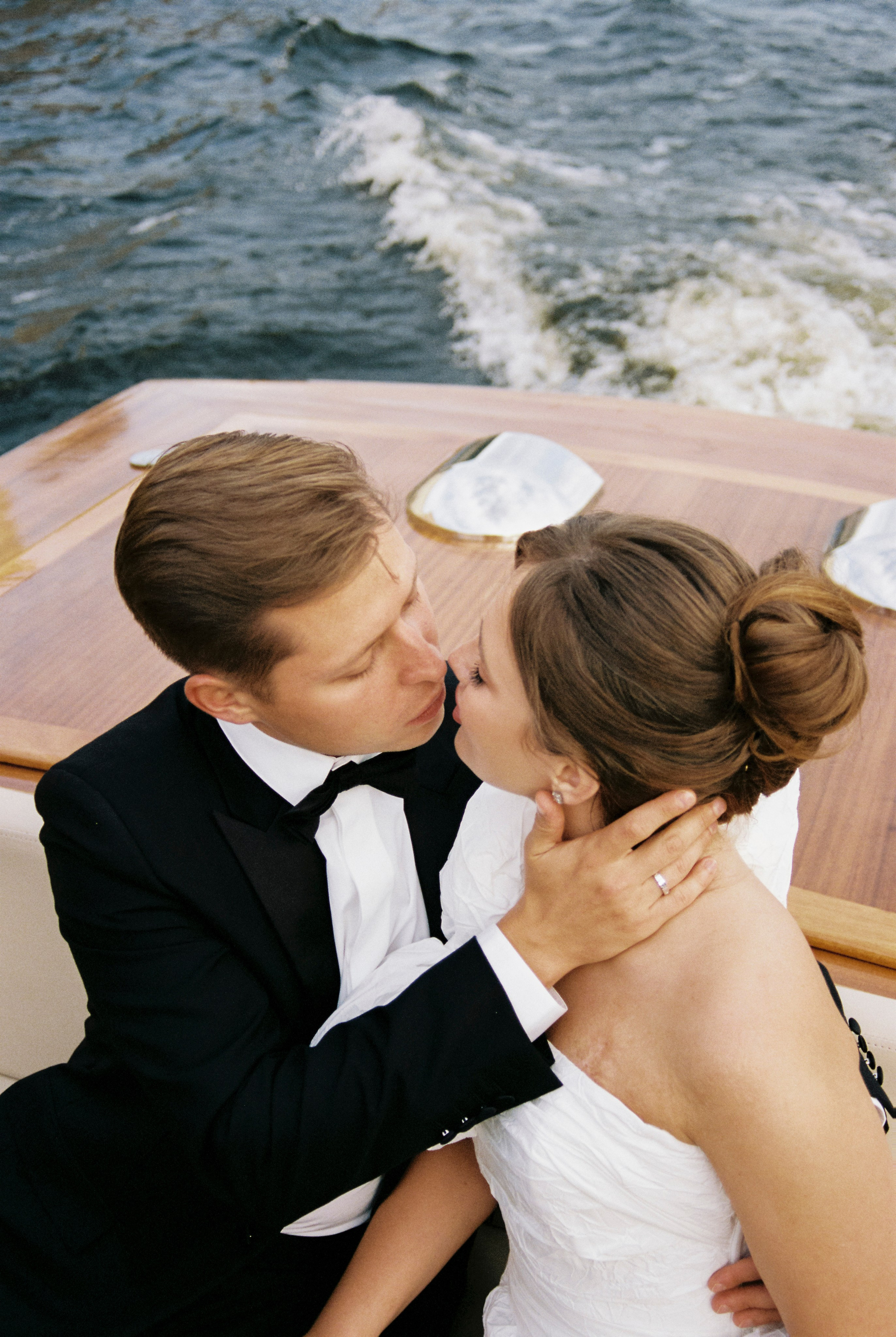 Настя и Лёша. Прогулка по Питеру. Катер. На цифру и плёнку. Свадебный фотограф Катерина Чулкова