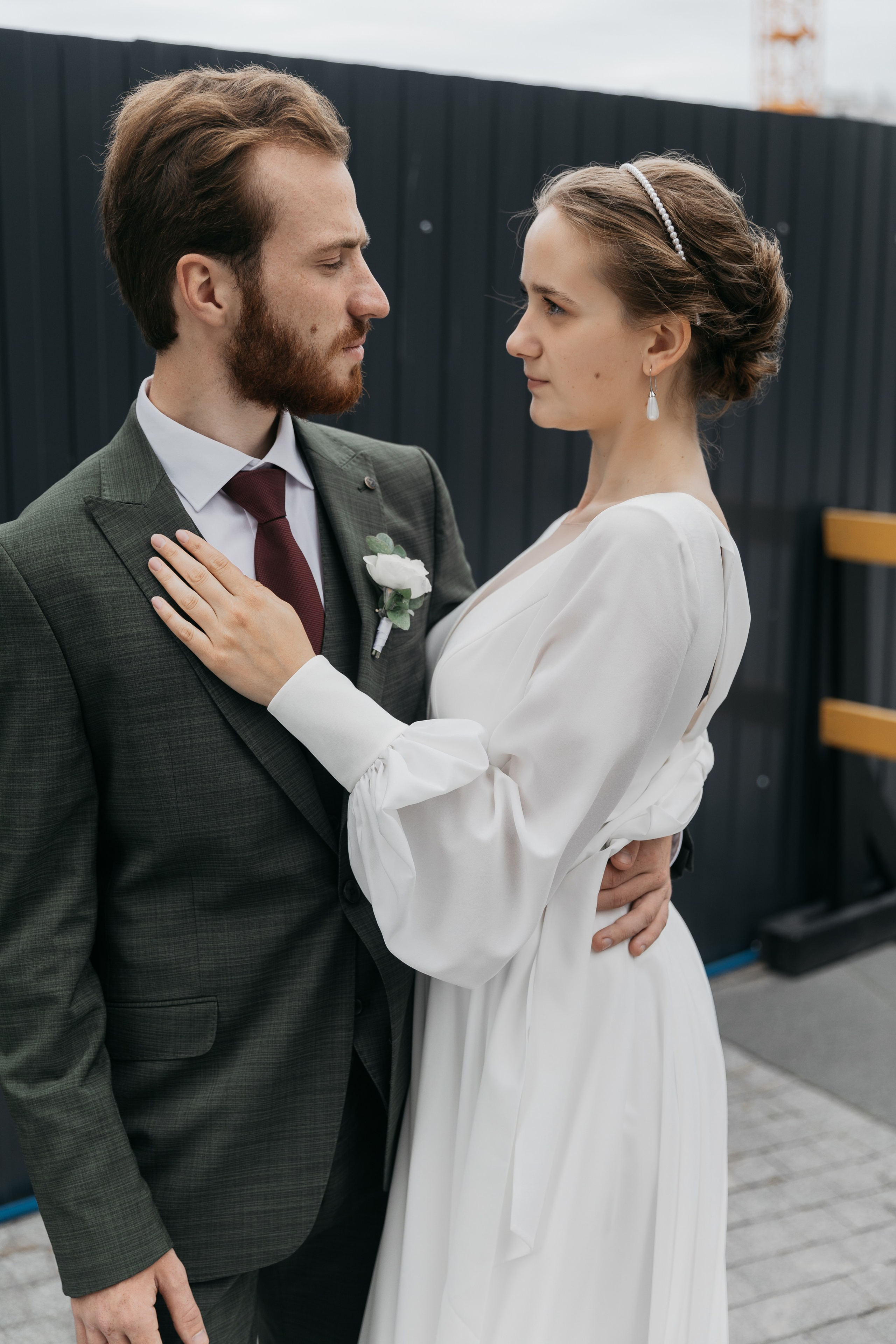 Любовь — противовес этому ужасу, любовь — акт единения и сохранения. Свадебный фотограф в Санкт-Петербурге