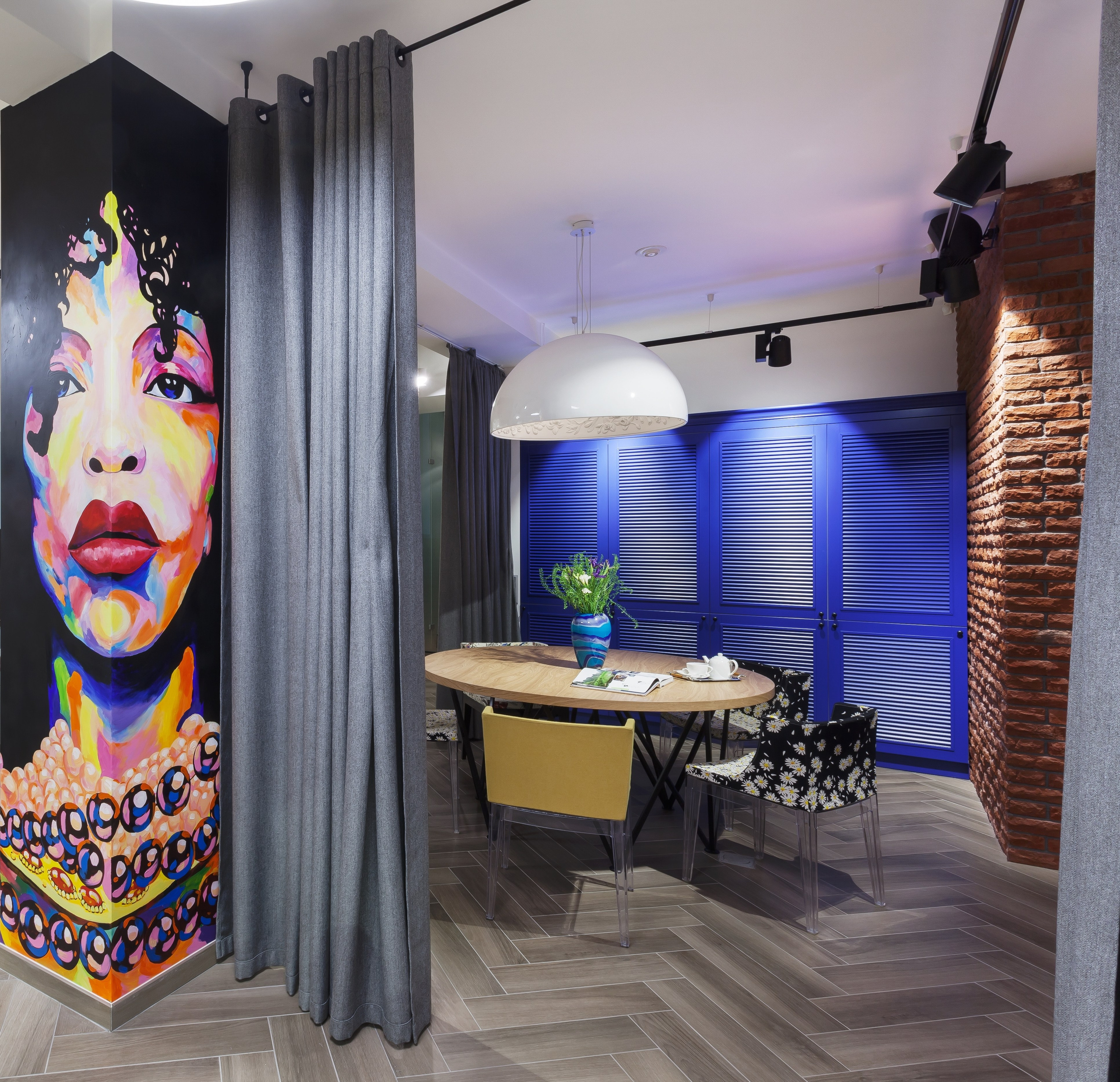 Встроенный шкаф и обеденный стол. Мебель на заказ