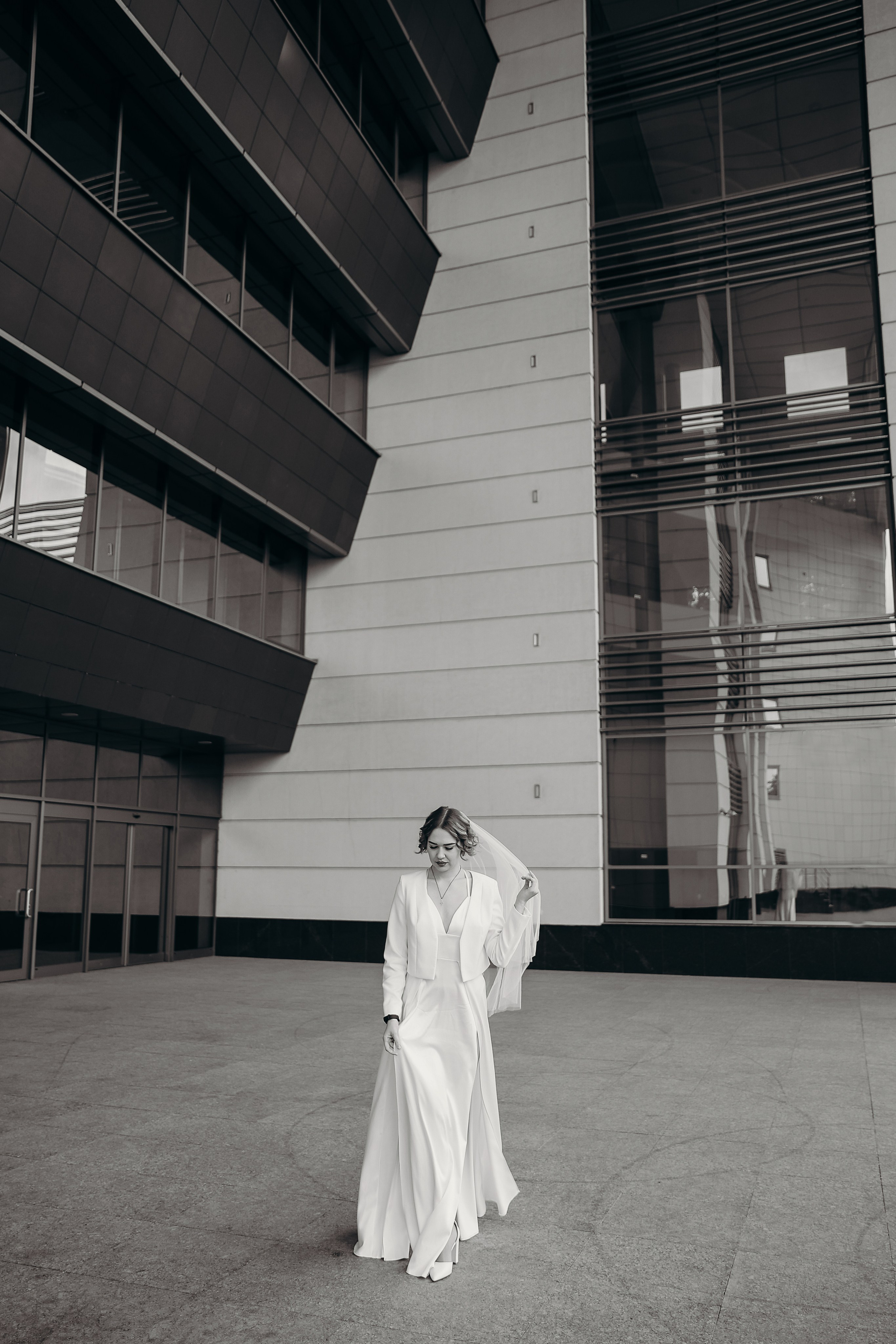 Свадебная прогулка в Екатерининском сквере 25.10.2024. Свадебный и семейный фотограф Виолетта Сидельникова. Краснодар, Россия, Беларусь, Европа