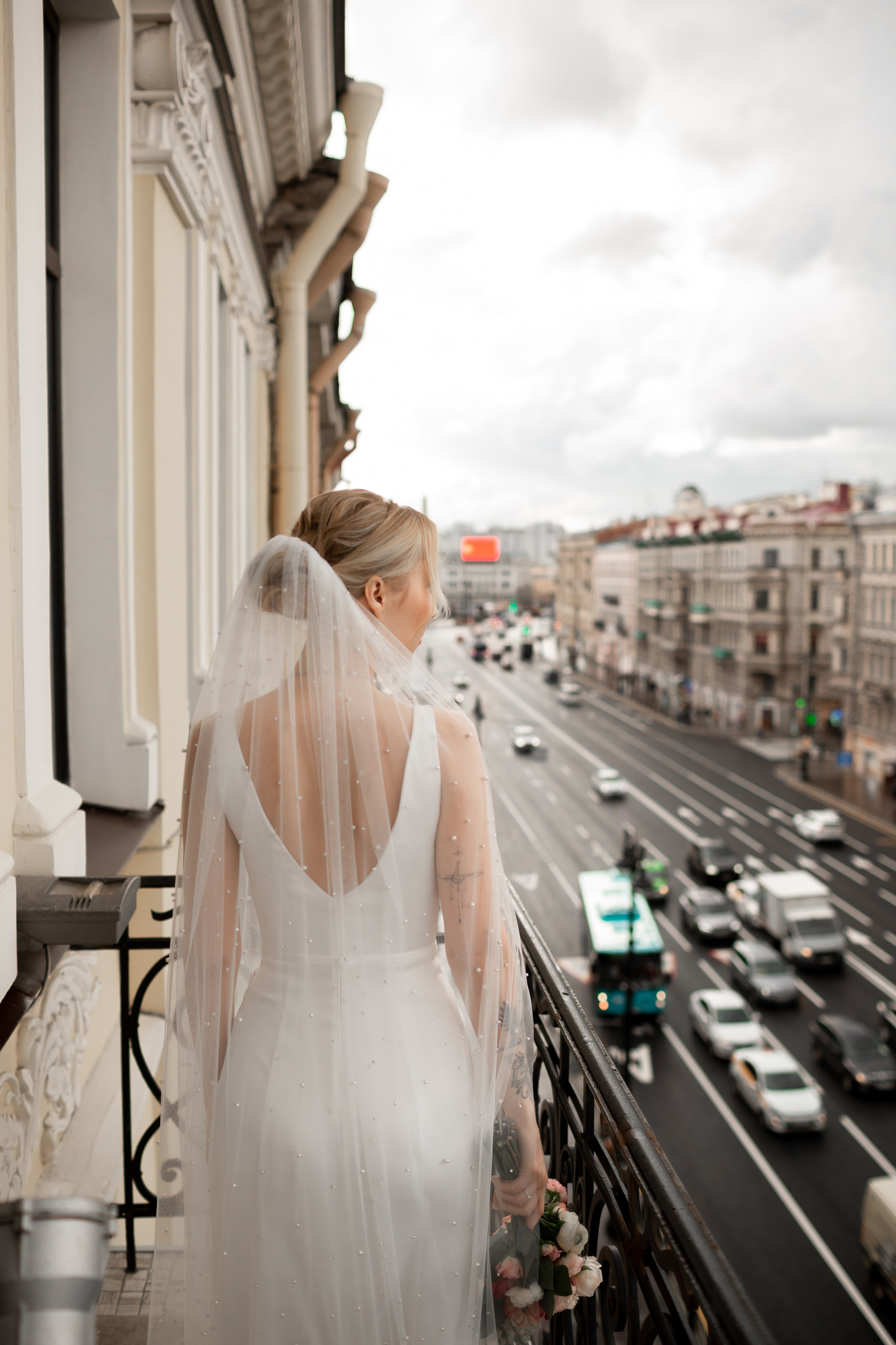 Фата, расшитая жемчугом, в классическом образе невесты с белым прямым платьем и вырезом на спине.