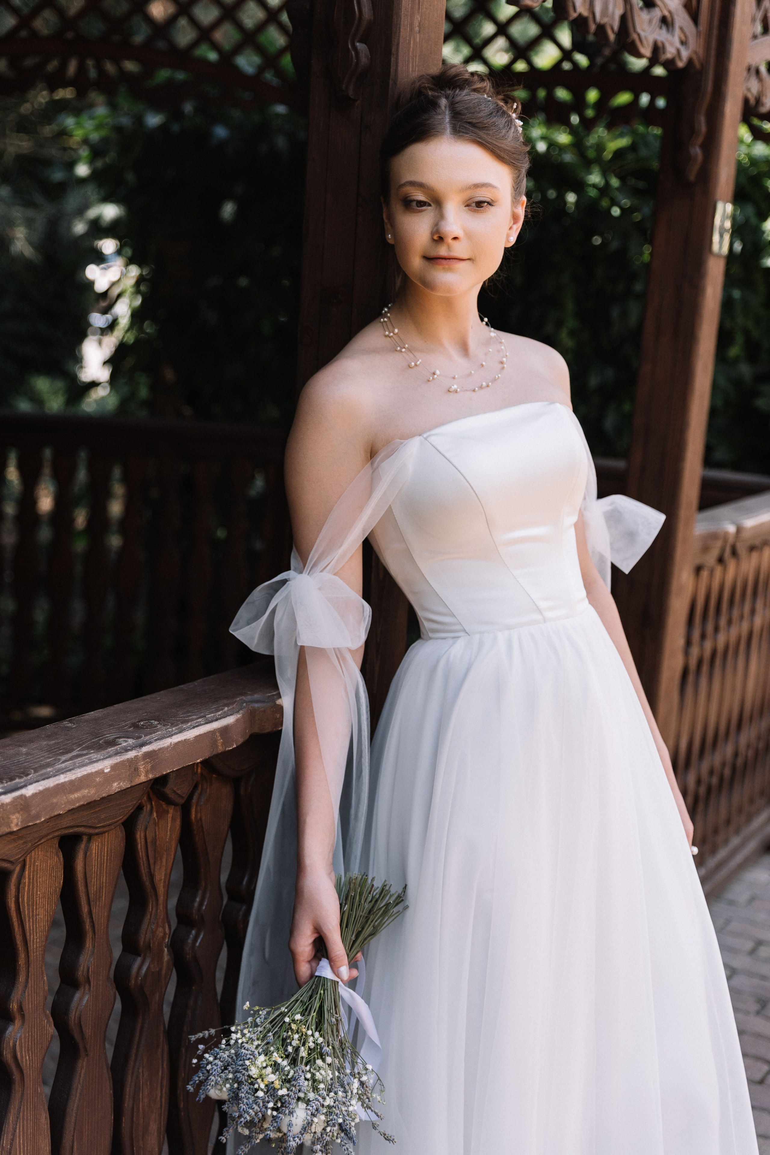 Пара на фоне старинной лестницы: стильная позировка и естественные моменты.