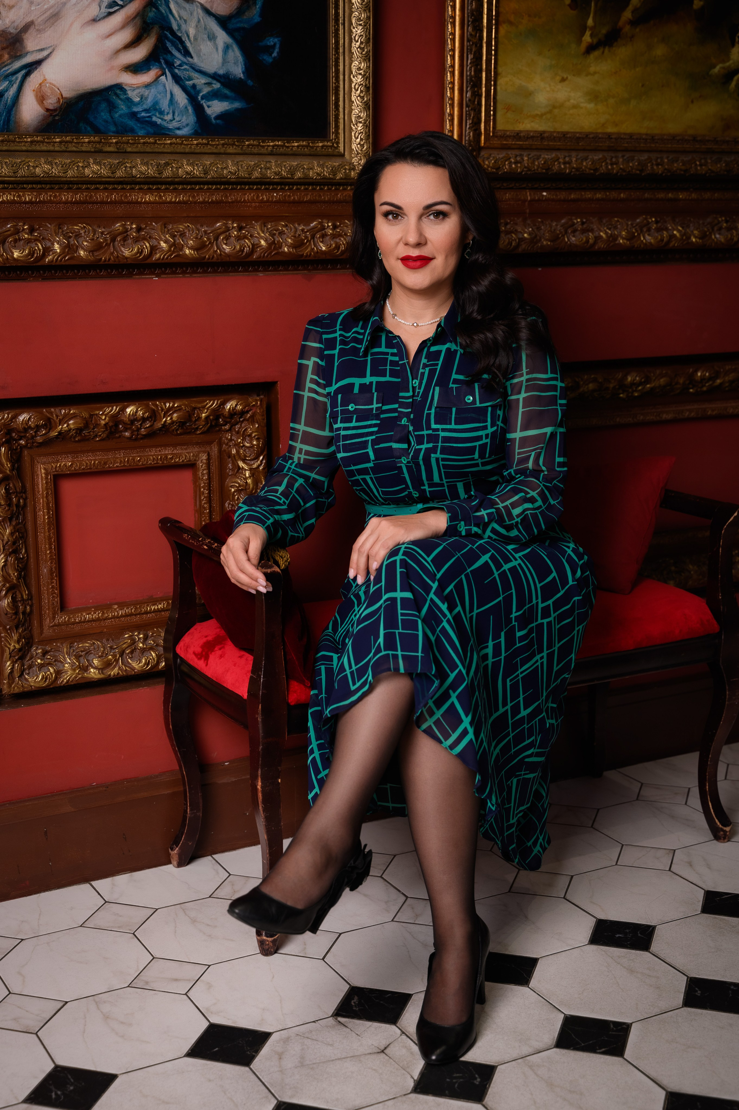 Портретная фотосессия с профессиональным фотографом в фотостудии в платье с прической и макияжем.