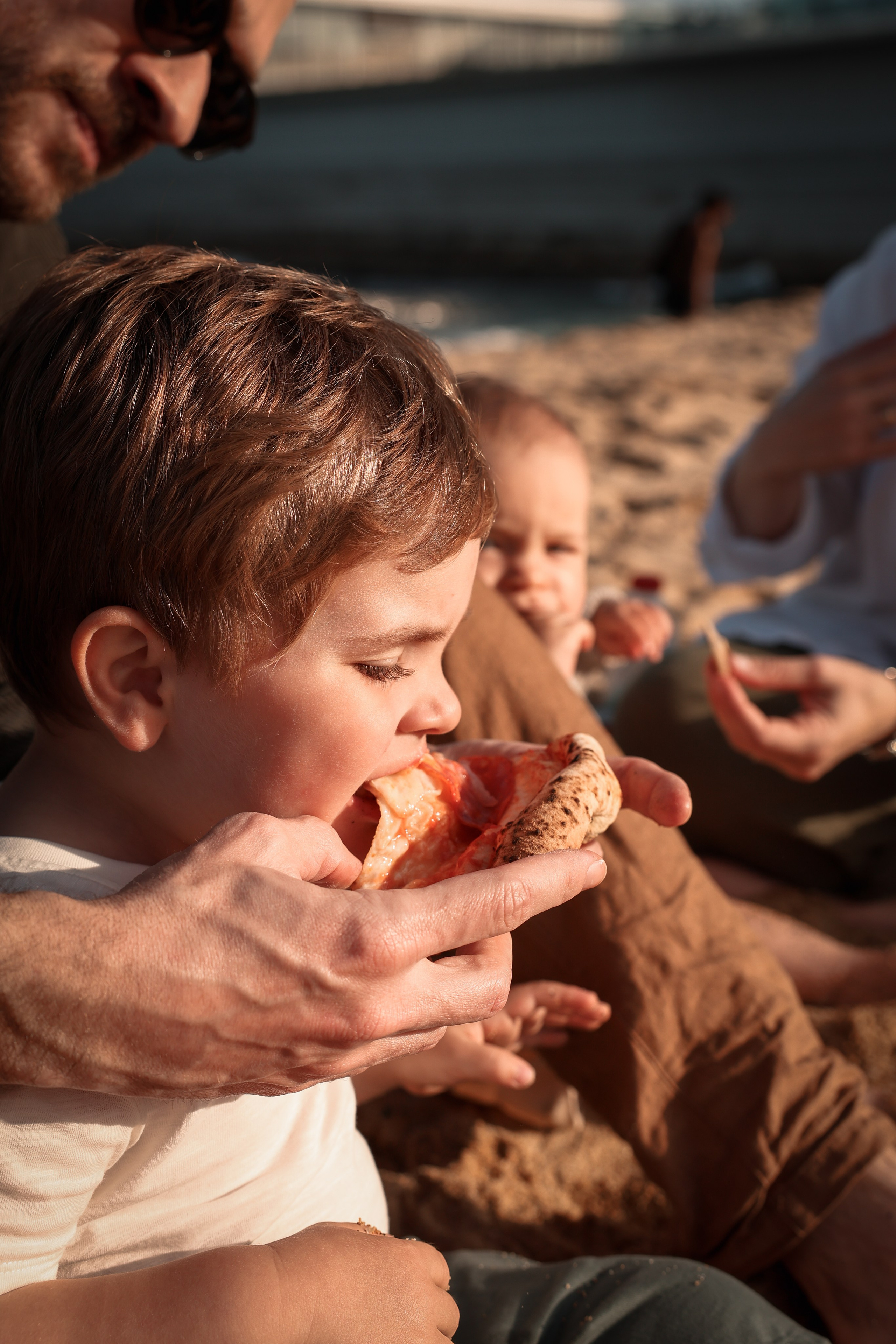 Family pizza at the sea. Natalia Zhuravleva|family, newborn, maternity photographer in Barcelona