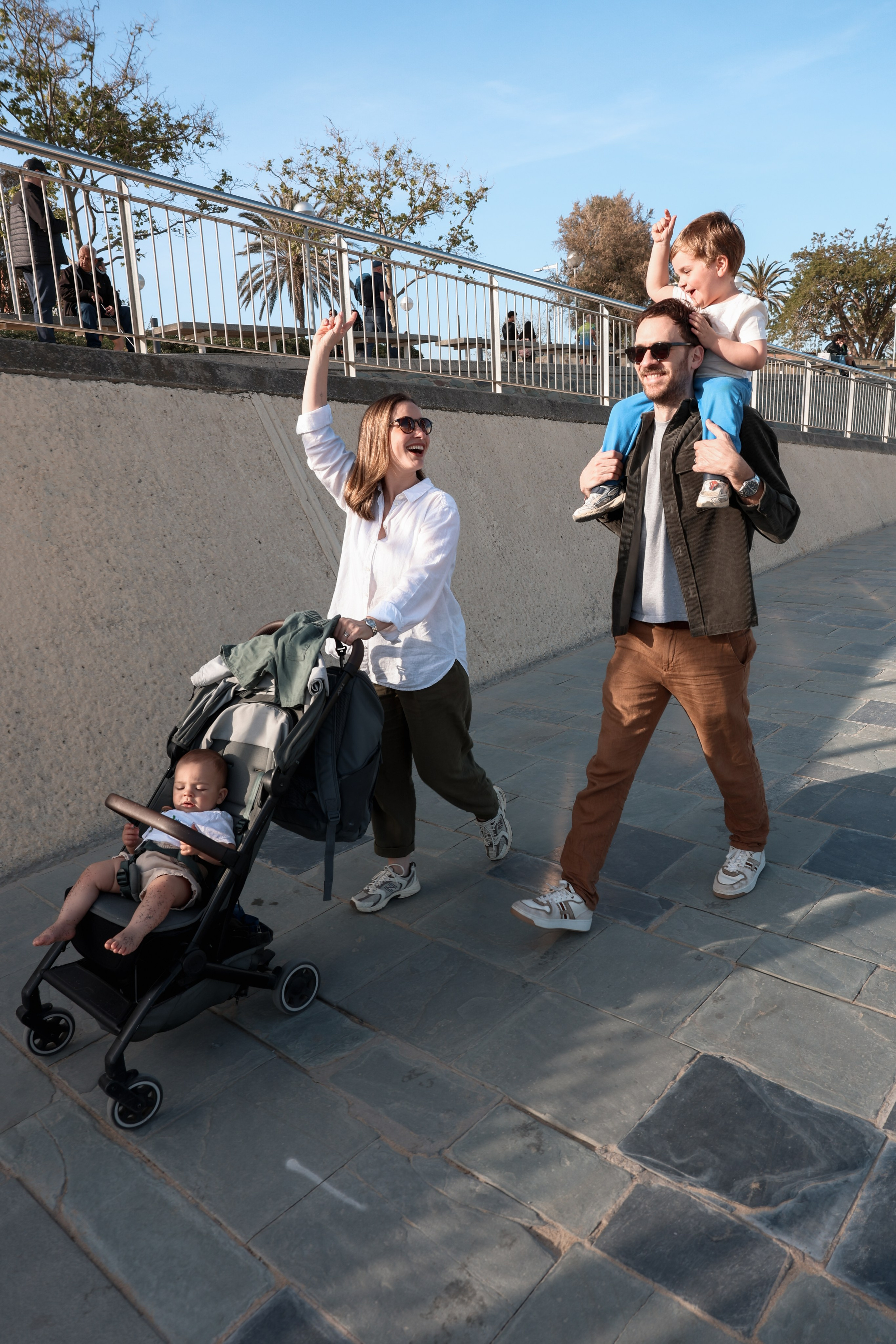 Family pizza at the sea. Natalia Zhuravleva|family, newborn, maternity photographer in Barcelona