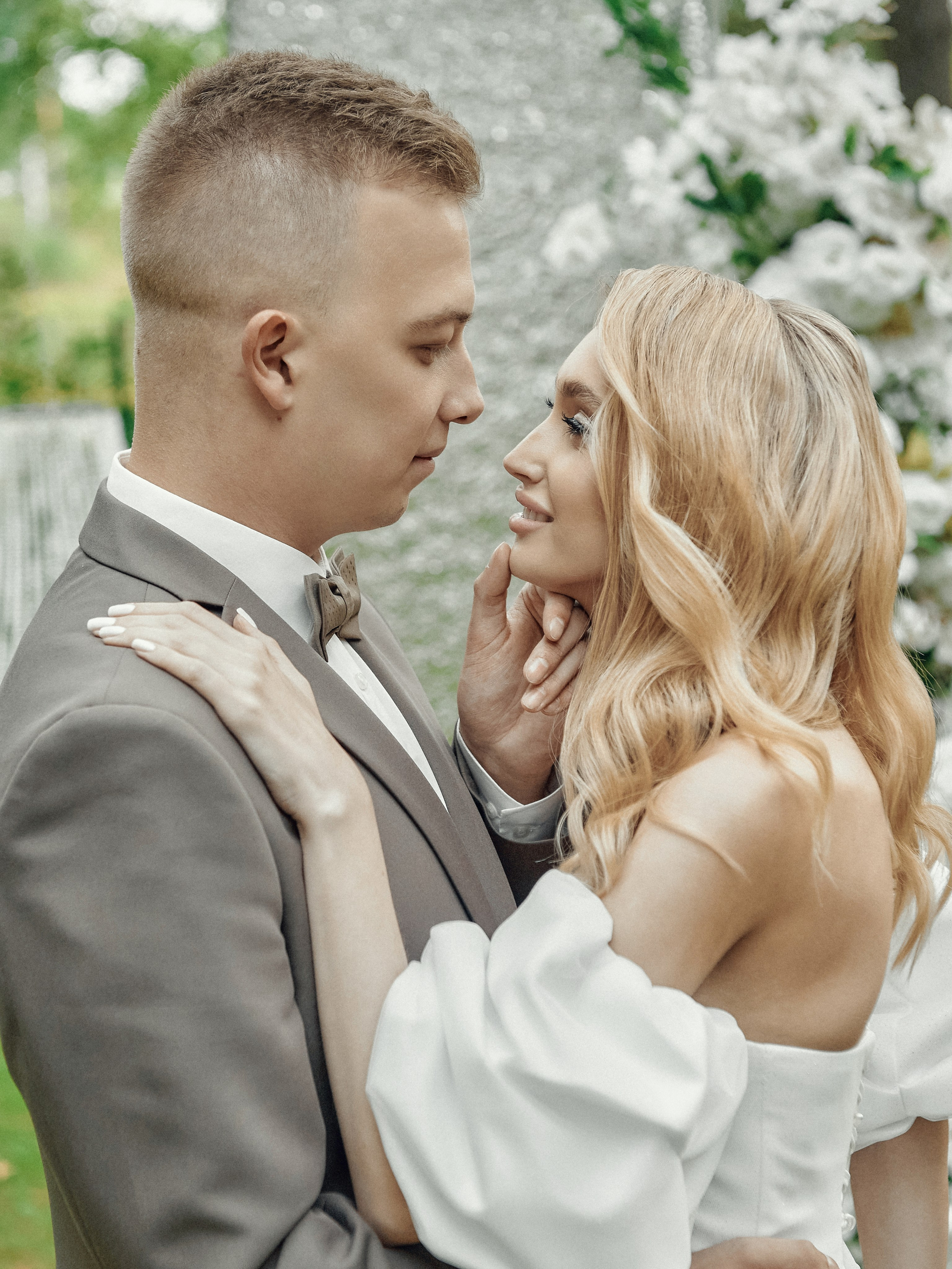 Свадебная фотосессия жениха и невесты в лесу у арки на выездной регистрации»