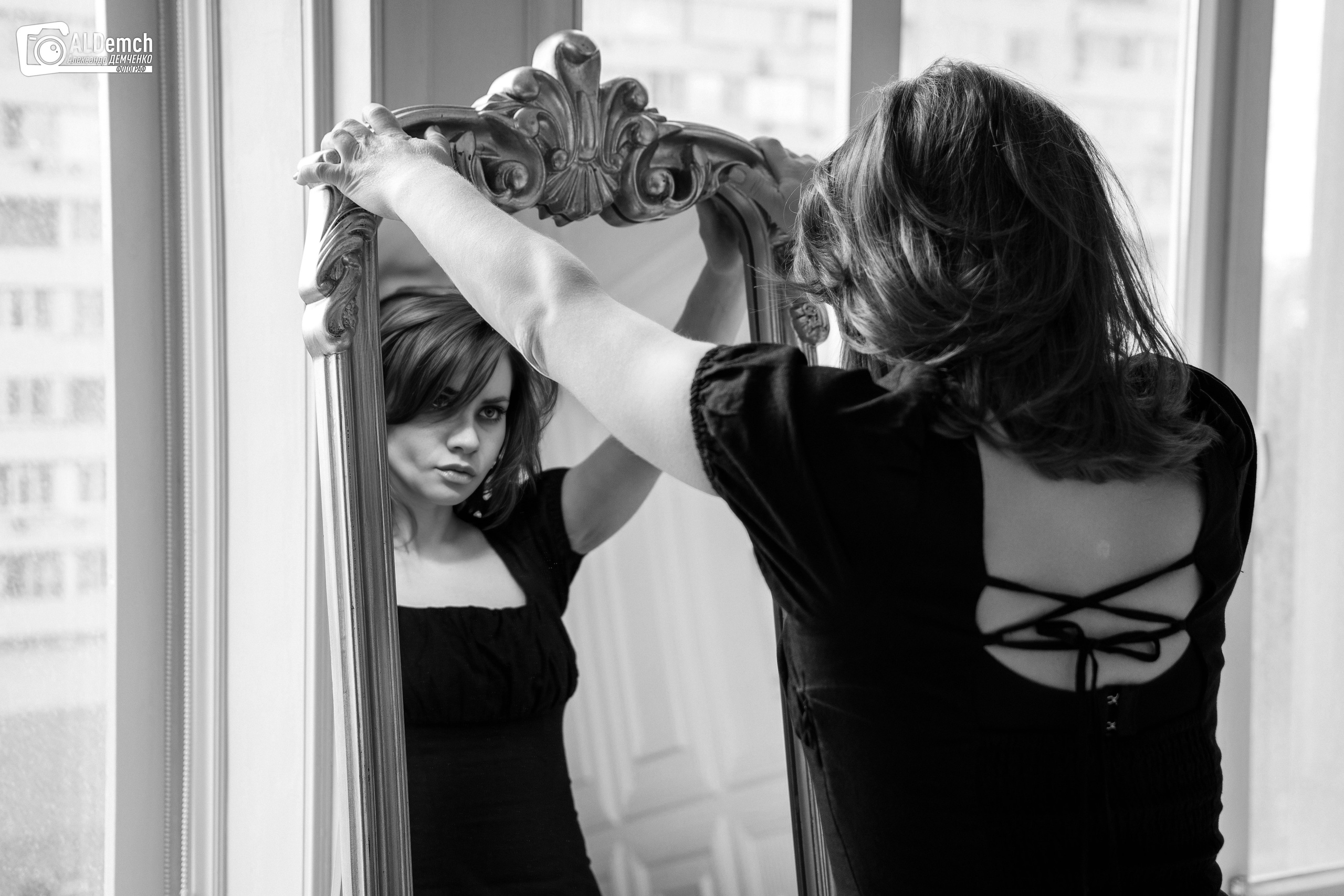 Фотосессия девушки в чёрном платье в фотостудии в Москве