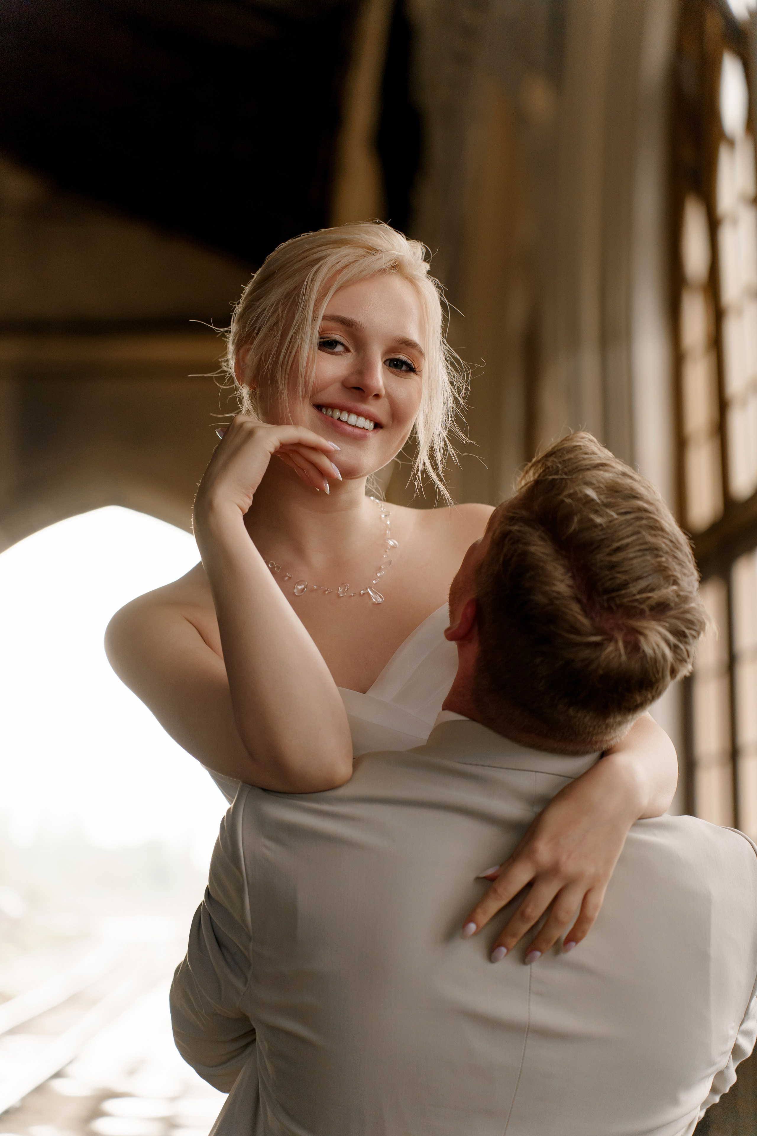 Свадьба в Санкт-Петербурге, фотосессия на прогулке, Крупный портрет невесты на плече у жениха.