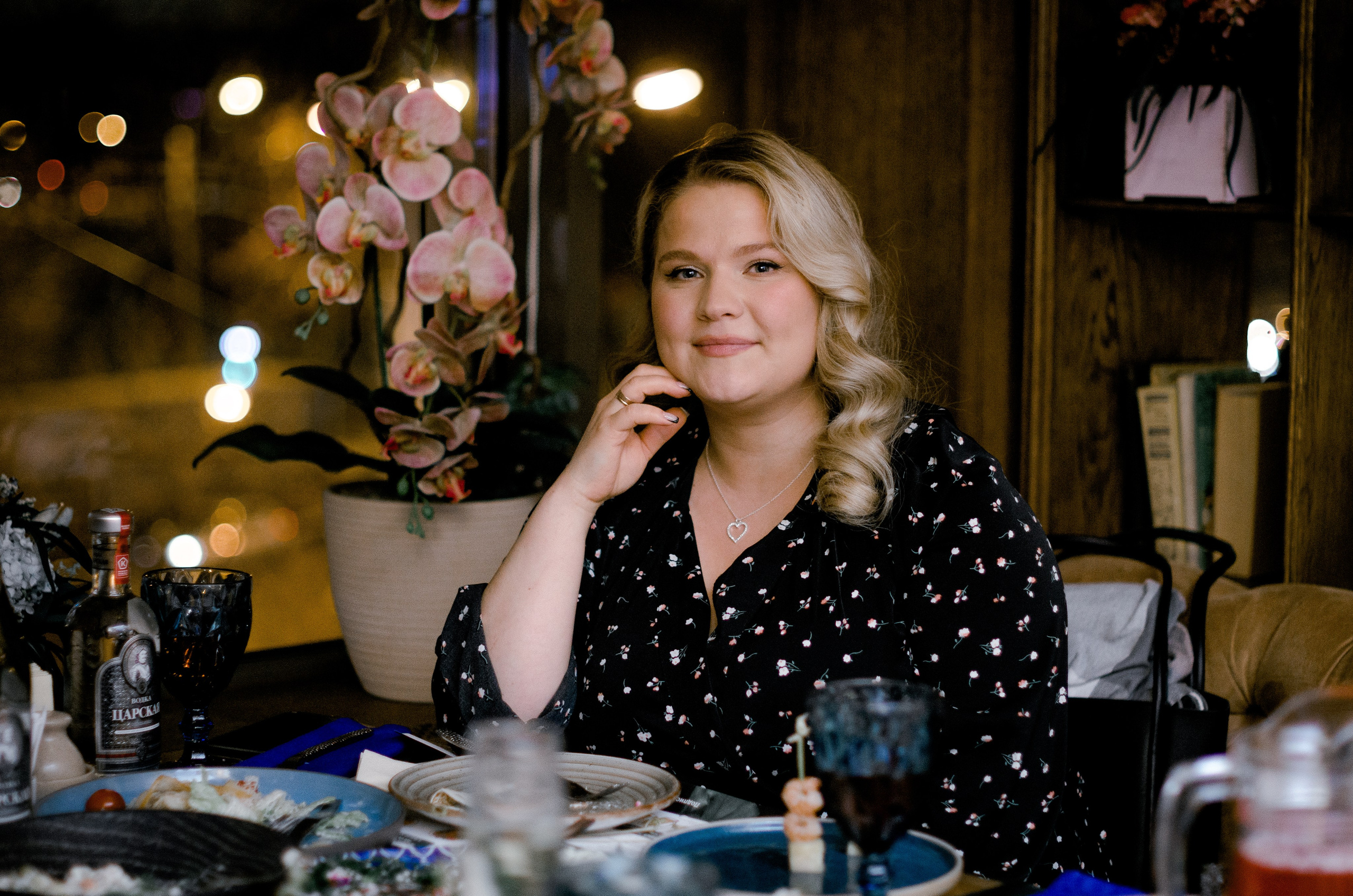 девушка на корпоративе.