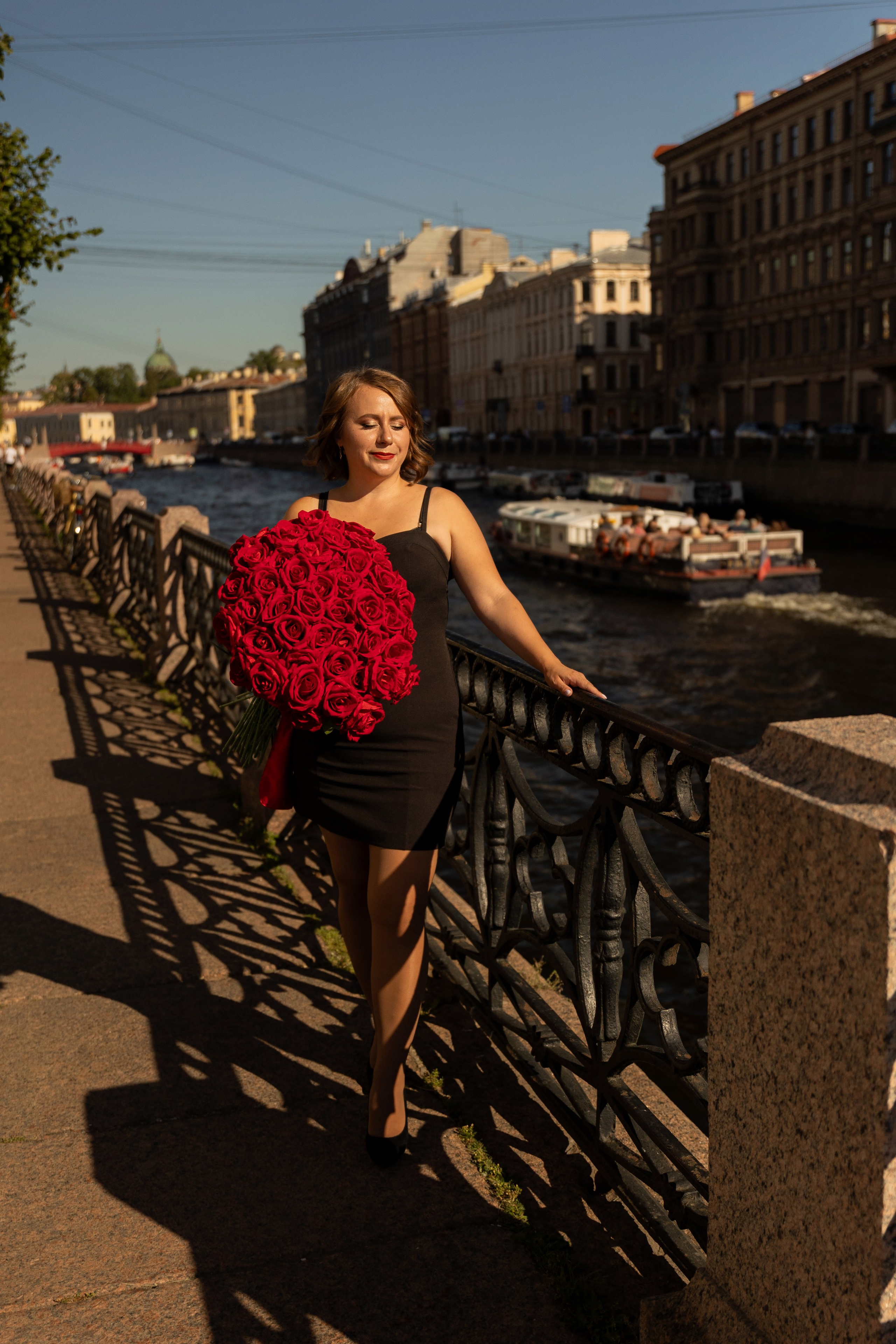 Фотопрогулка в центре с букетом красных роз. Семейный и свадебный фотограф в Санкт-Петербурге Татьяна Швыкова