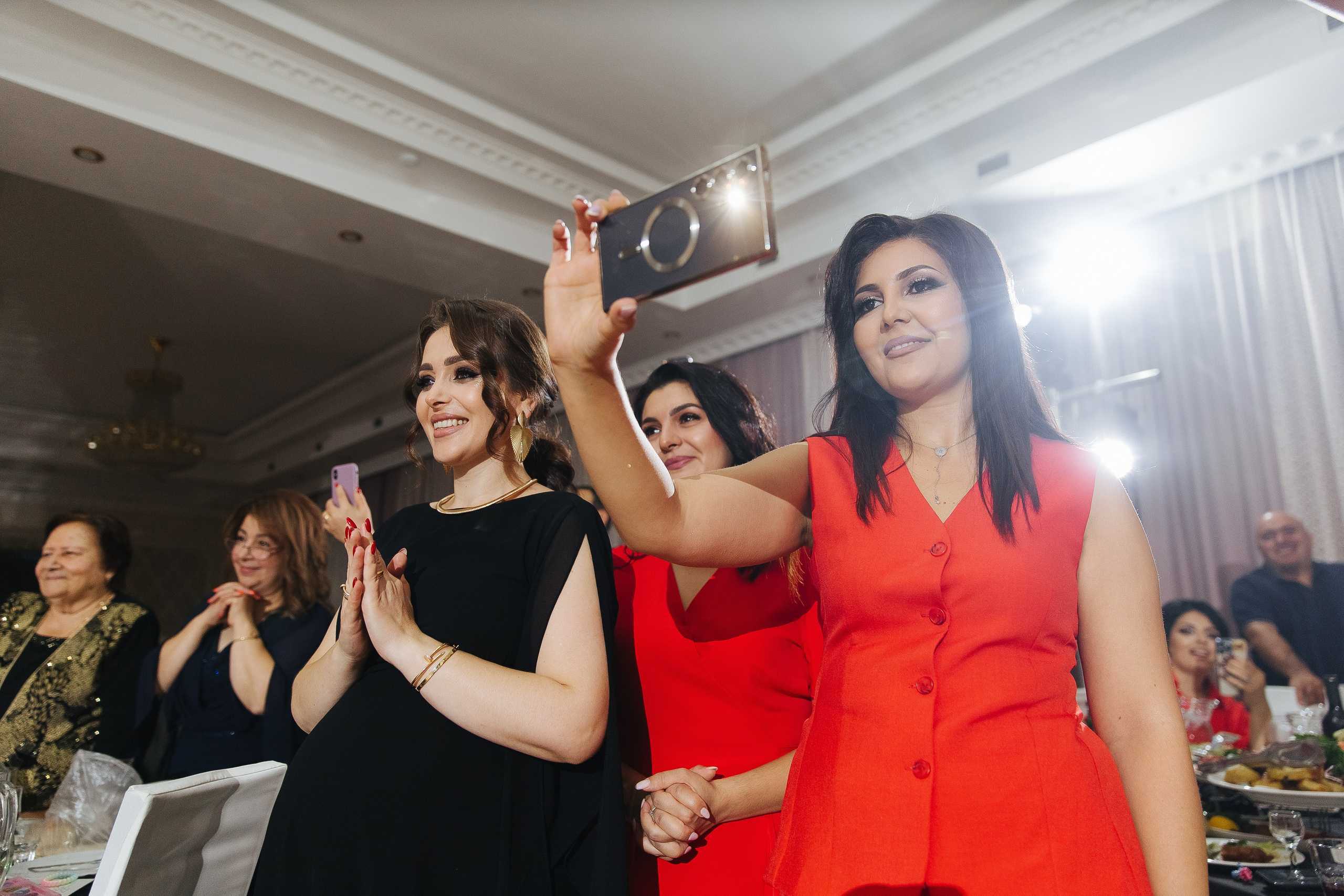 Ани и Назели. 35&5 День рождения, «Янтарь». Фотограф в Красноярске Надежда Воскресенская