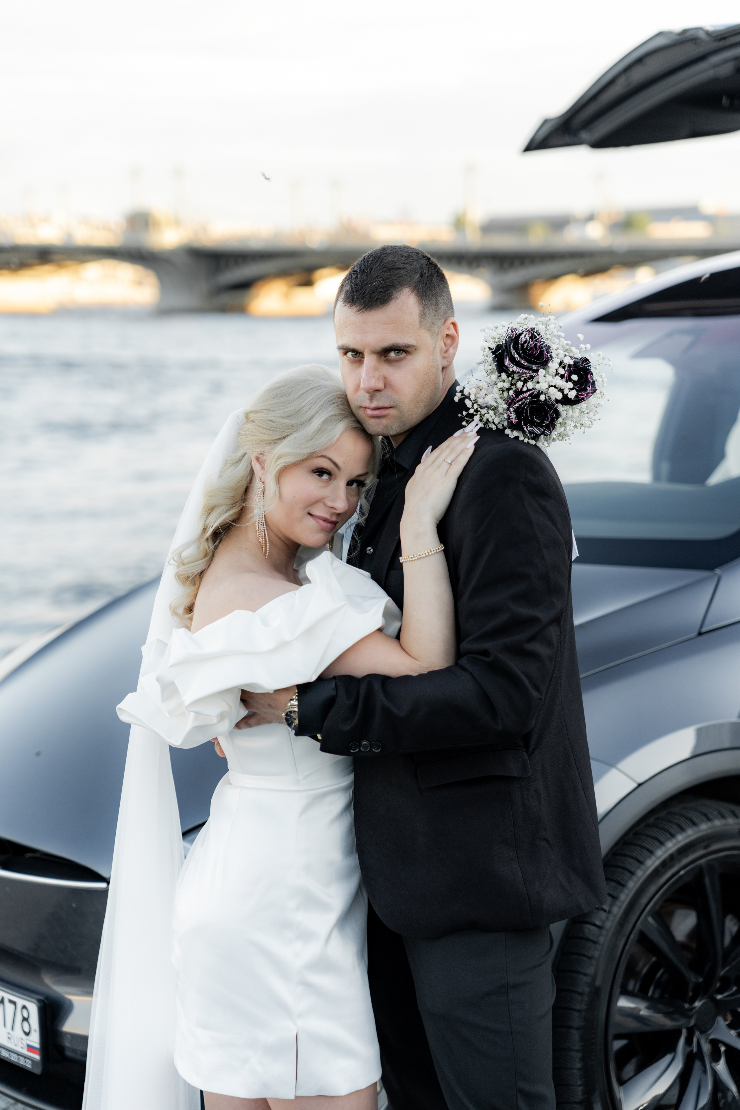 «Англетер». Свадебная романтика. Tesla X. Вечерняя свадебная фотосесси. Свадебный фотограф Александр Невский в Санкт-Петербурге