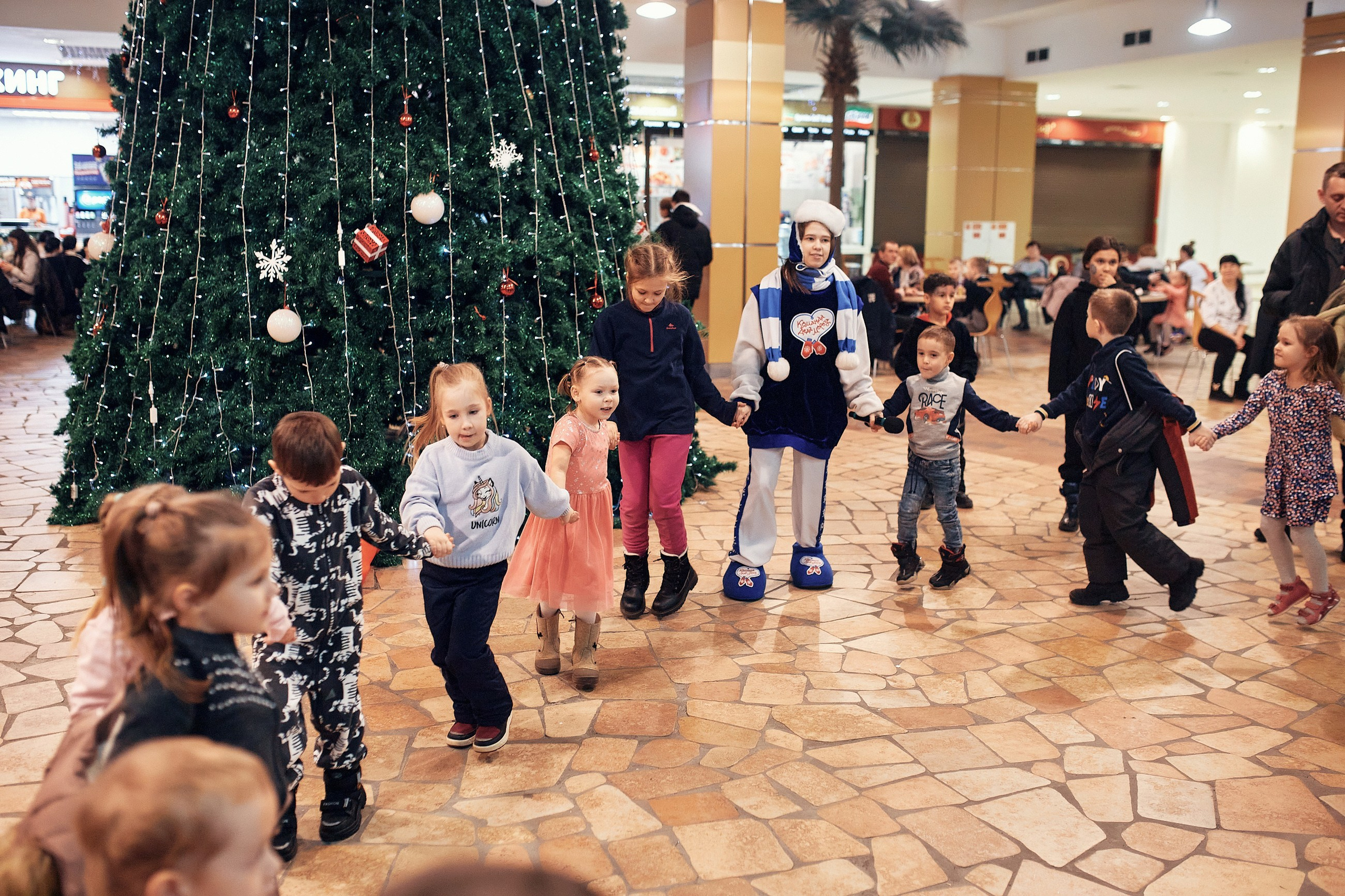 Детский новогодний праздник в ТЦ Июнь. Семейный и репортажной фотограф в Красноярске и Москве Виктор Бабинцев
