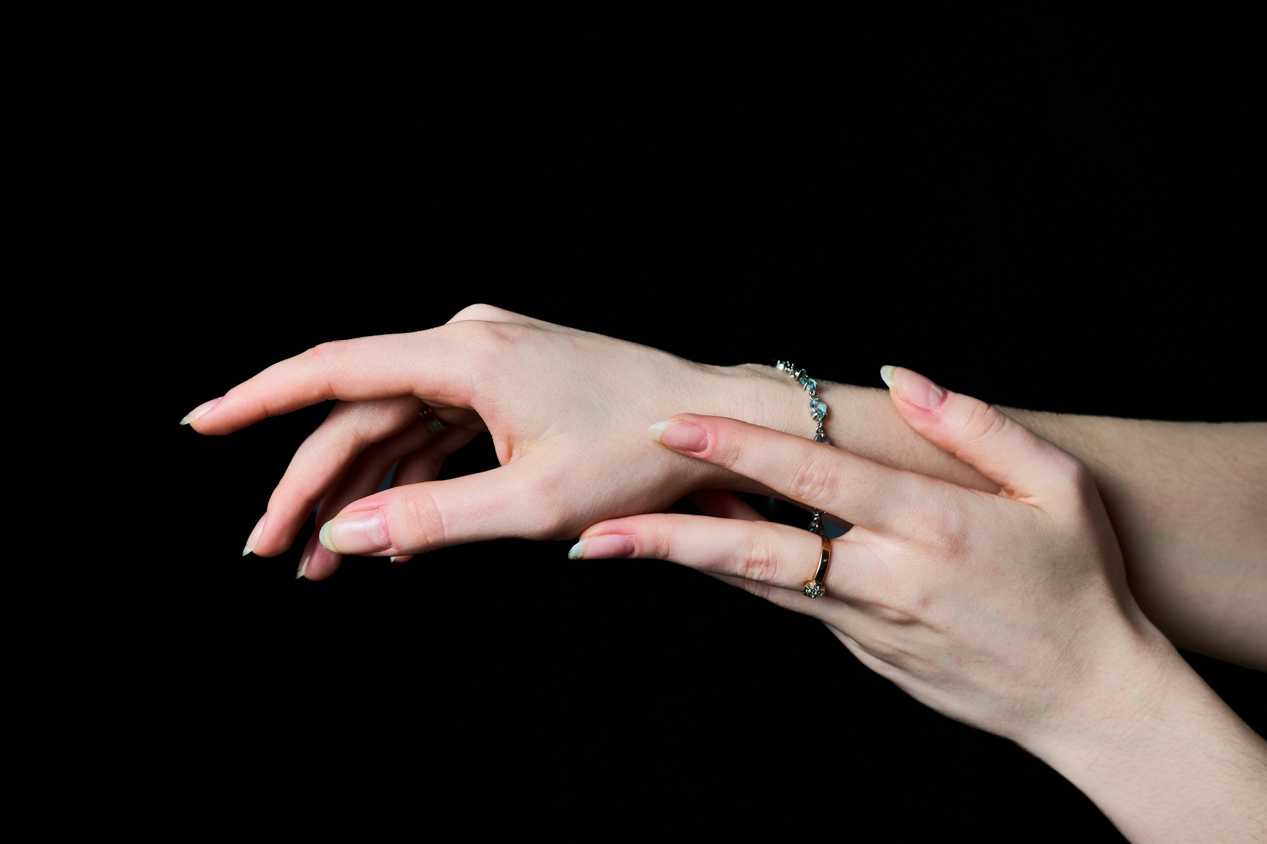 Тихая женская фотография — съёмка без ролей и позирования, где важнее состояние, чем образ