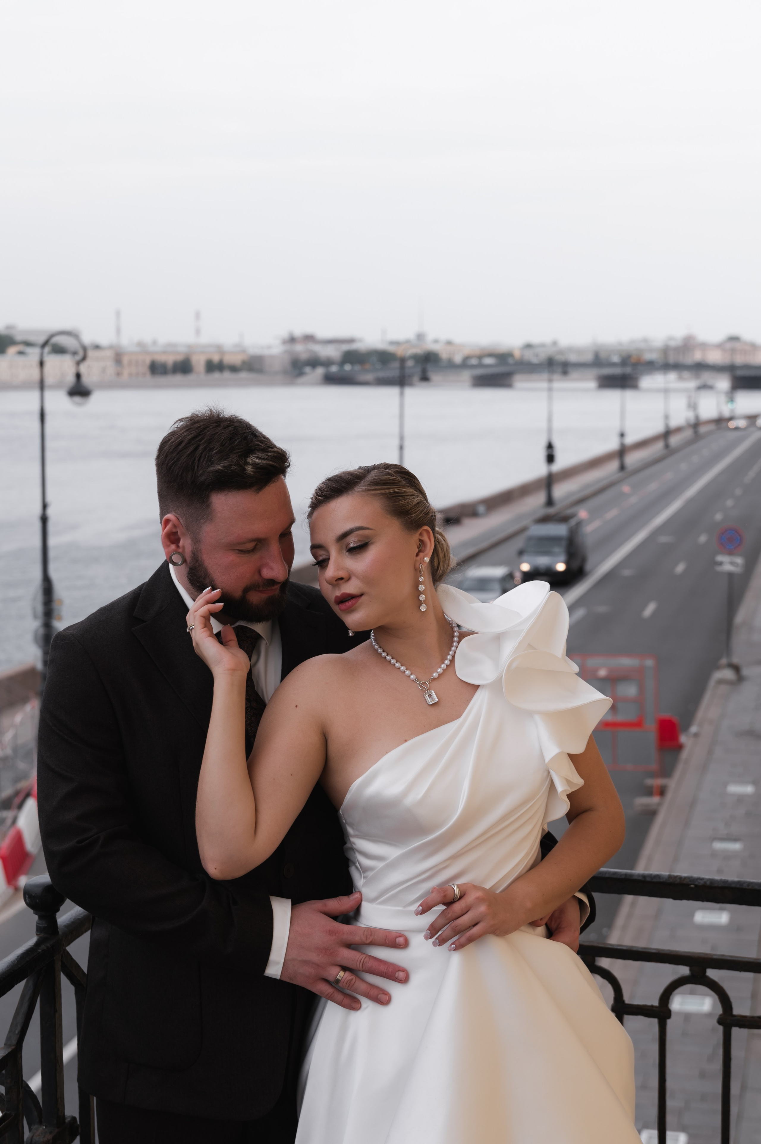 Свадебная фотосессия в фотостудии с видом на Петербург. Портретный и репортажный фотограф в Санкт-Петербурге | Валерия Кайряк