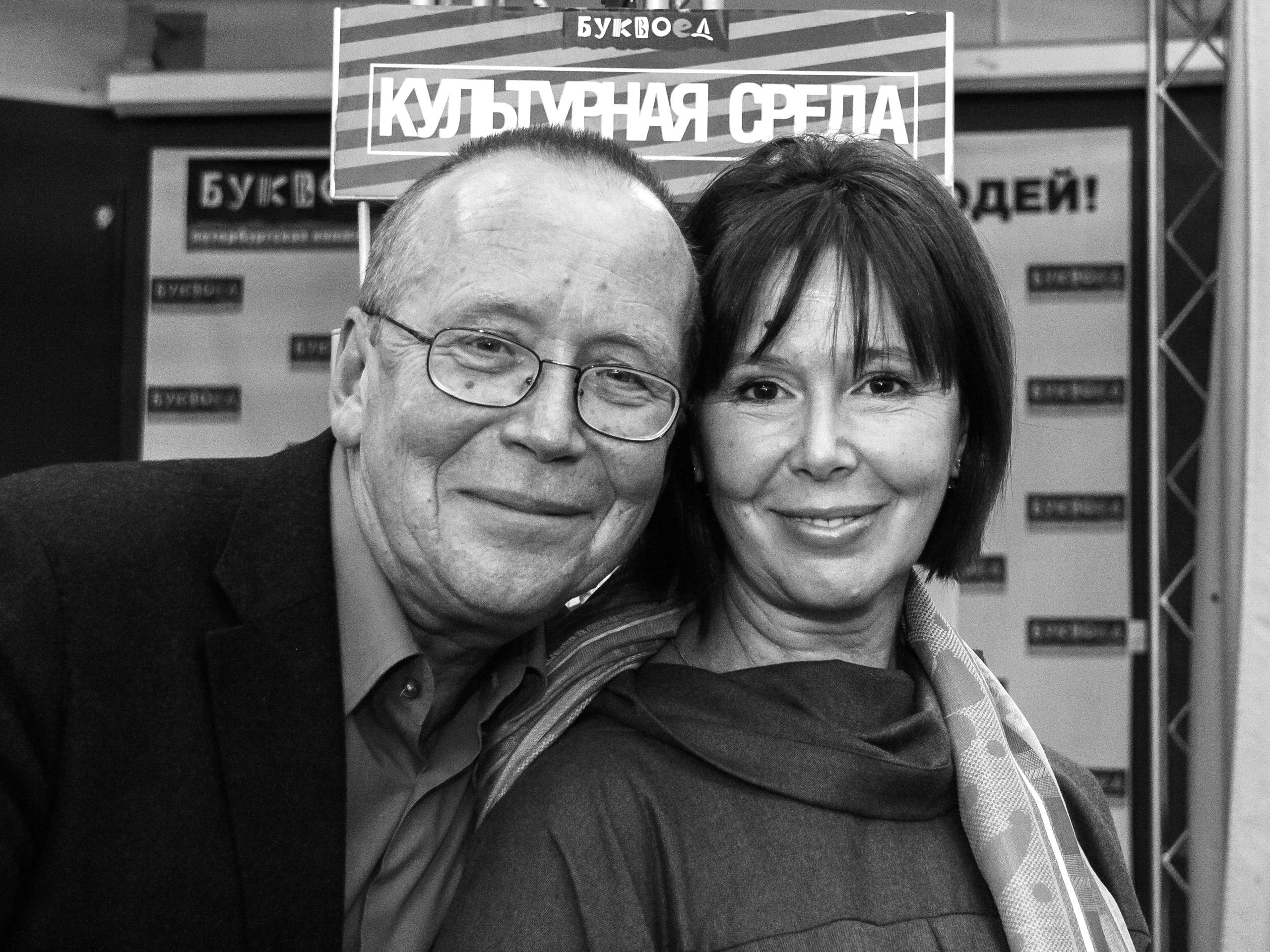 Фото сделано 25 октября 2015 года в Буквоеде на Лиговском проспекте, в рамках встреч, посвящённых 15-летию Буквоеда.Ю́рий Па́влович Вяземский-Си́монов — советский и российский писатель, философ, телеведущий. Кандидат исторических наук, профессор, заведующий кафедрой мировой литературы и культуры факультета международной журналистики Московского государственного института международных отношений МИД России.Сестра - Евге́ния Па́вловна Си́монова — советская и российская актриса театра и кино, народная артистка России. Лауреат Государственной премии СССР.-------------------Помню, как сейчас Евгения Павловна рассказывала, какой у нас свежий и чистый воздух - по сравнению с Московским👌🏻Как они вышли с поезда и вдохнули свежий морской воздух