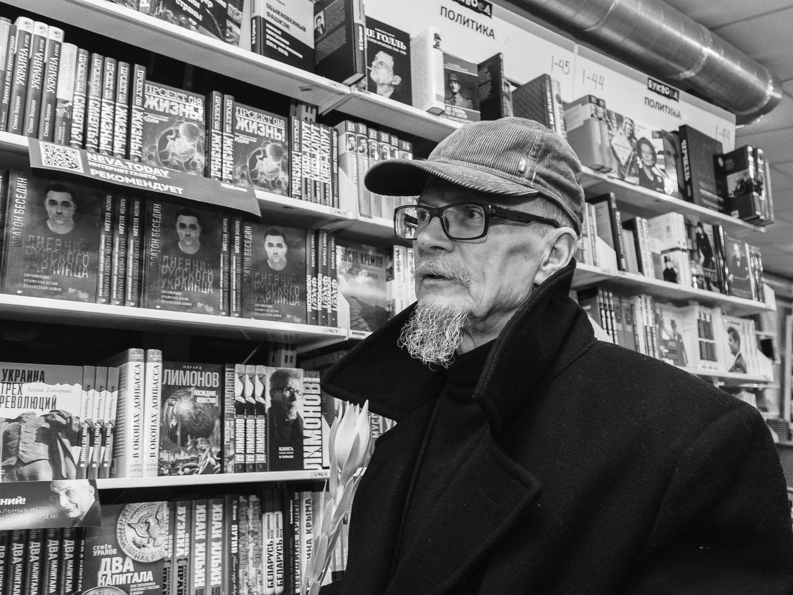 Фото сделано в Буквоеде на Лиговском проспекте 21.10.2016Через месяц бы, а точнее 22 февраля Эдуарду было бы 78 лет🥀🥀Он для меня остался весёлым, часто его фотографировала.Эдуа́рд Вениами́нович Лимо́нов — русский писатель, поэт, публицист, политик и бывший председатель запрещённой в России Национал-большевистской партии, бывший председатель одноимённых партии и коалиции «Другая Россия». Был депутатом и членом совета Национальной Ассамблеи Российской Федерации.