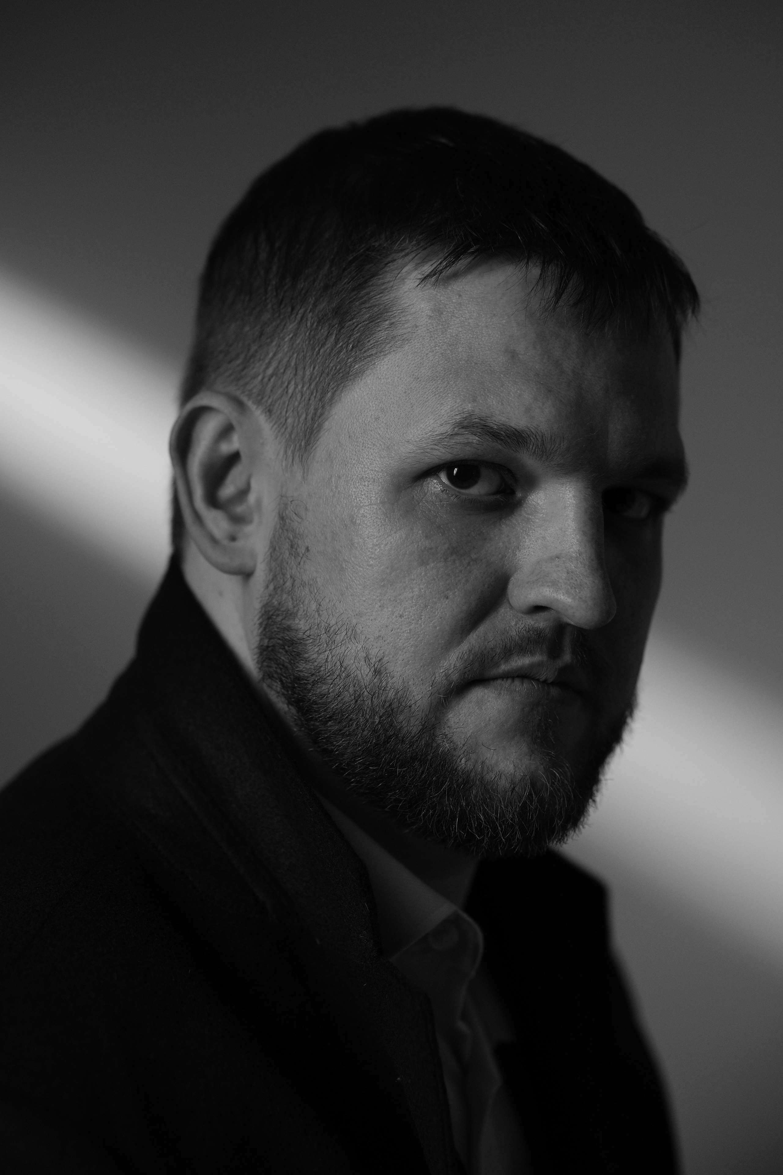 Мужской студийный портрет. Портретный фотограф в Москве Александр Денисов