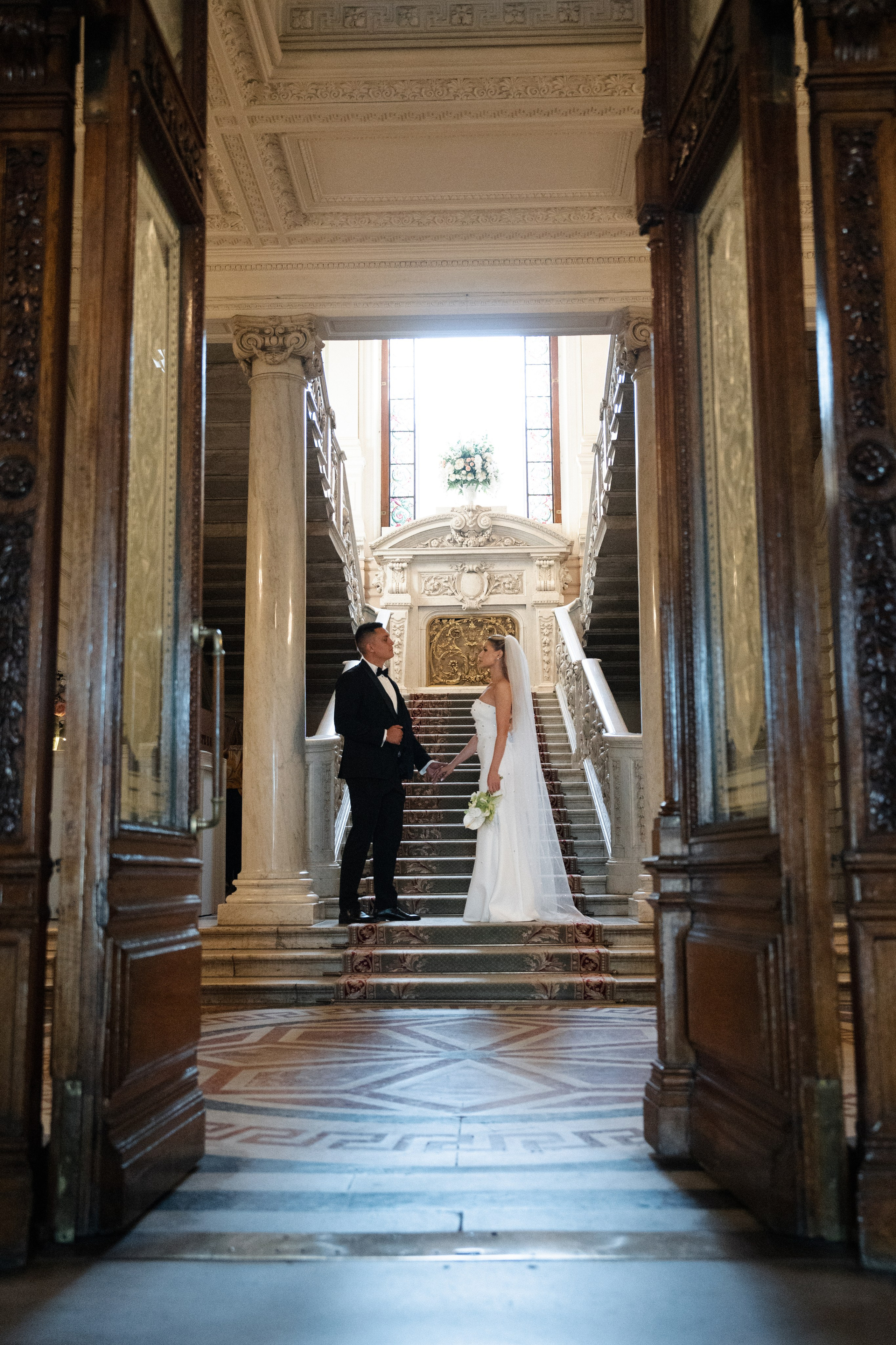 Виктория & Роман. Камерная городская свадьба в видовом ресторане в стиле современная классика. Свадебный фотограф организатор в Санкт-Петербурге Ассоль Опарина