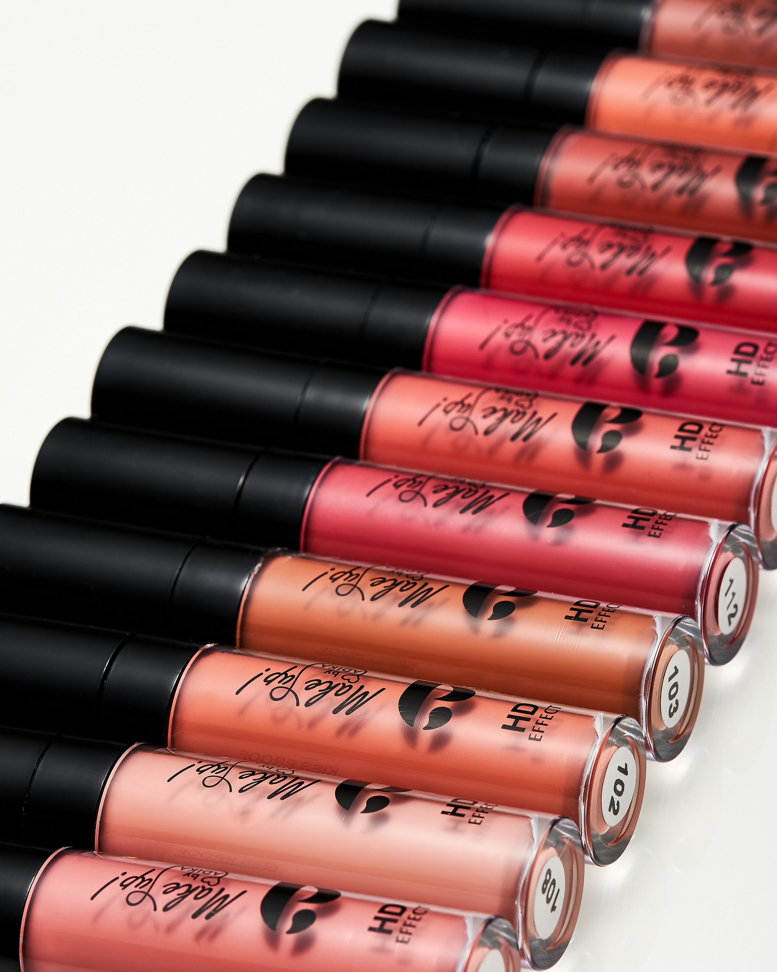 Коллекция матовых помад в чёрных тюбиках с градиентом от бежевого до тёмно-розового