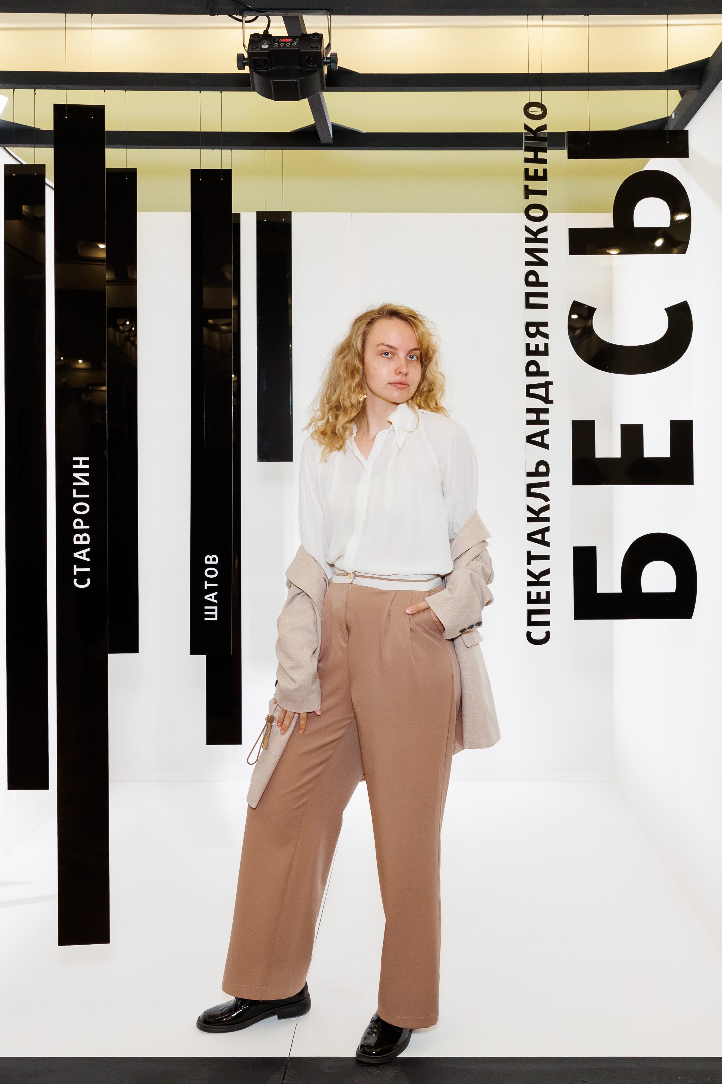 Красный факел — фотозона перед премьерой спектакля. Фотограф Новосибирск — Наталья Гресь