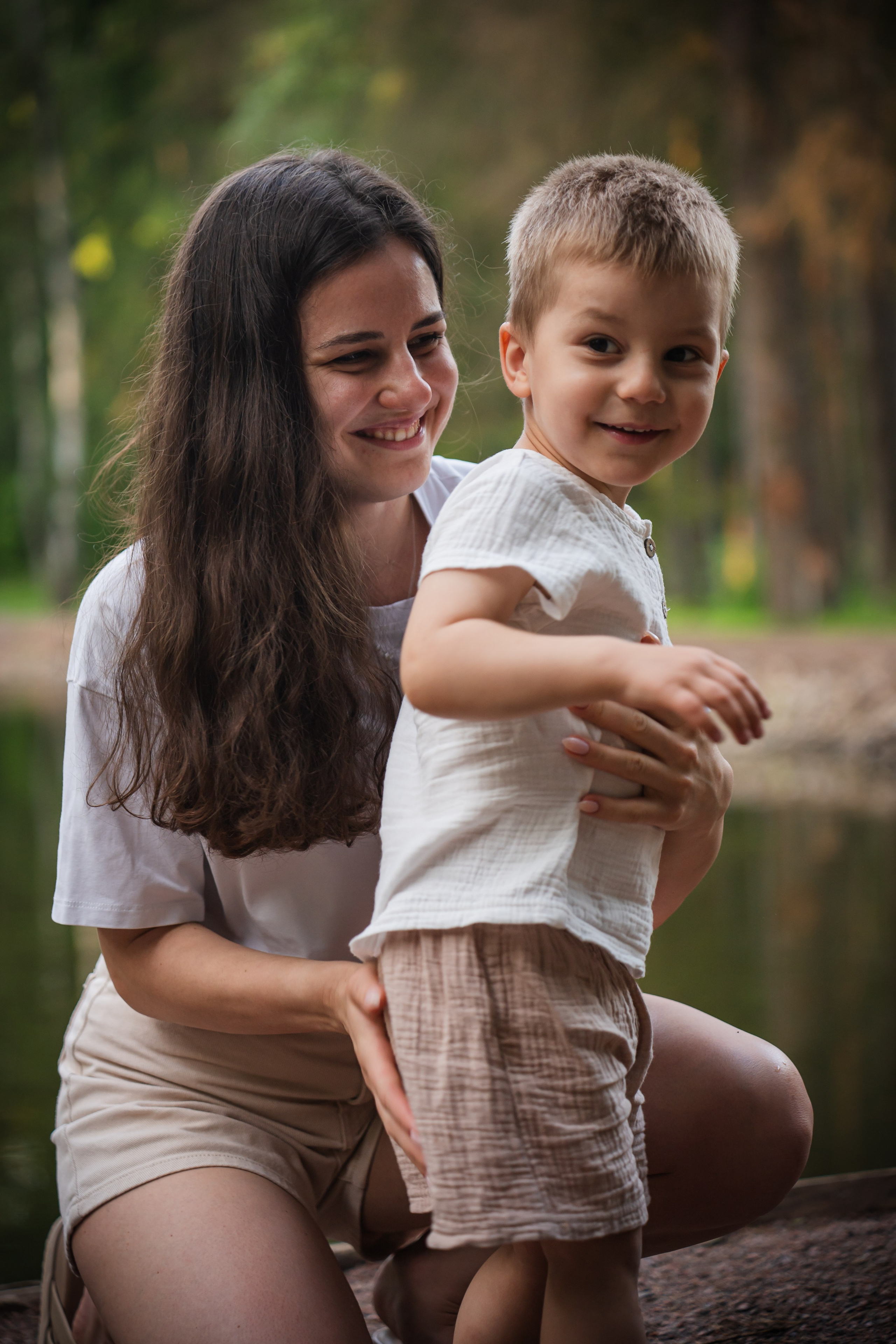 теплая атмосферная семейная фотосессия летом в парке. фотограф Людмила Строкова