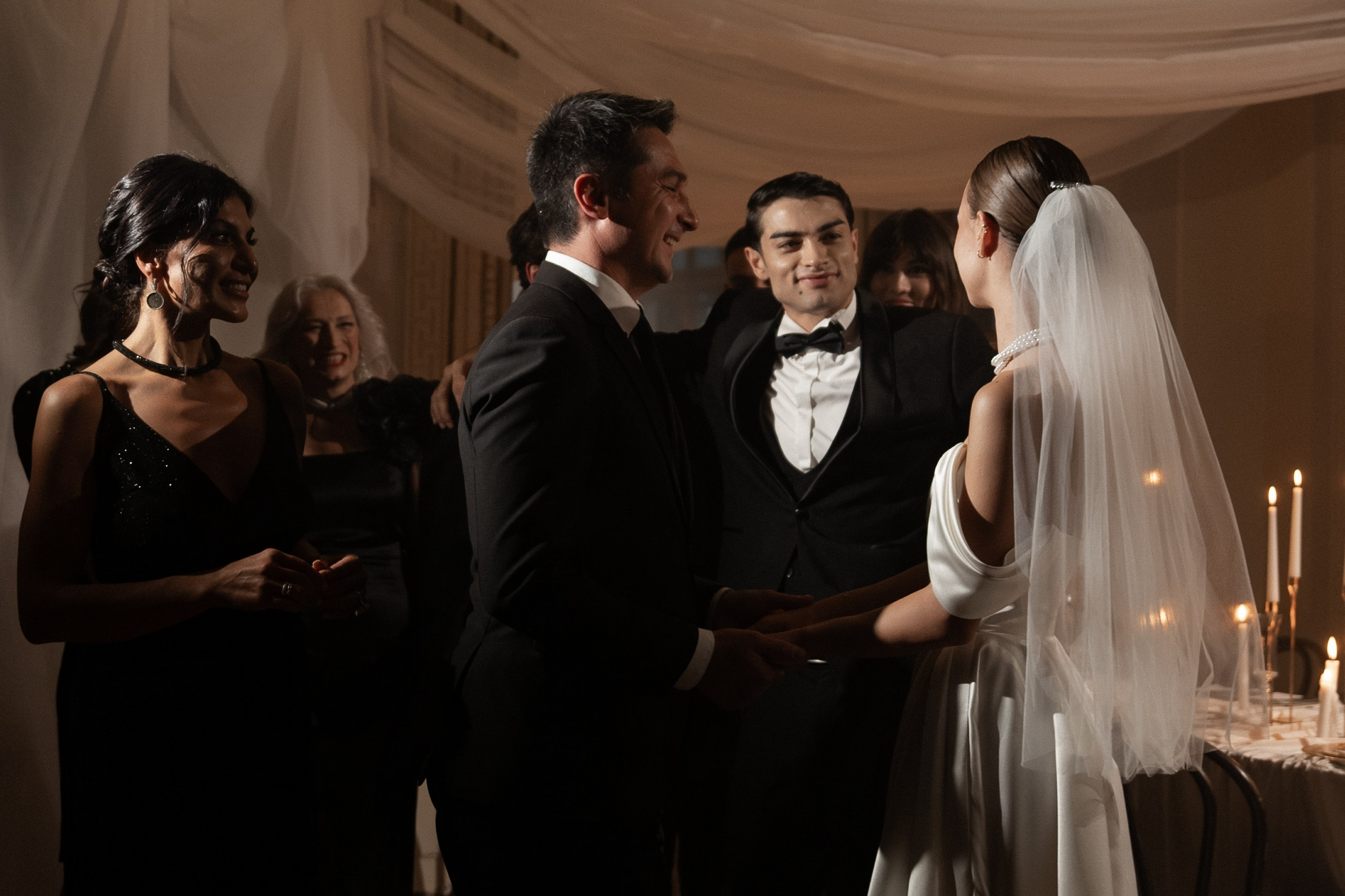 Камерный свадебный ужин при свечах в старинном особняке в фотостудии 21. Kult. Ярослава Ерина — свадебный фотограф в Москве