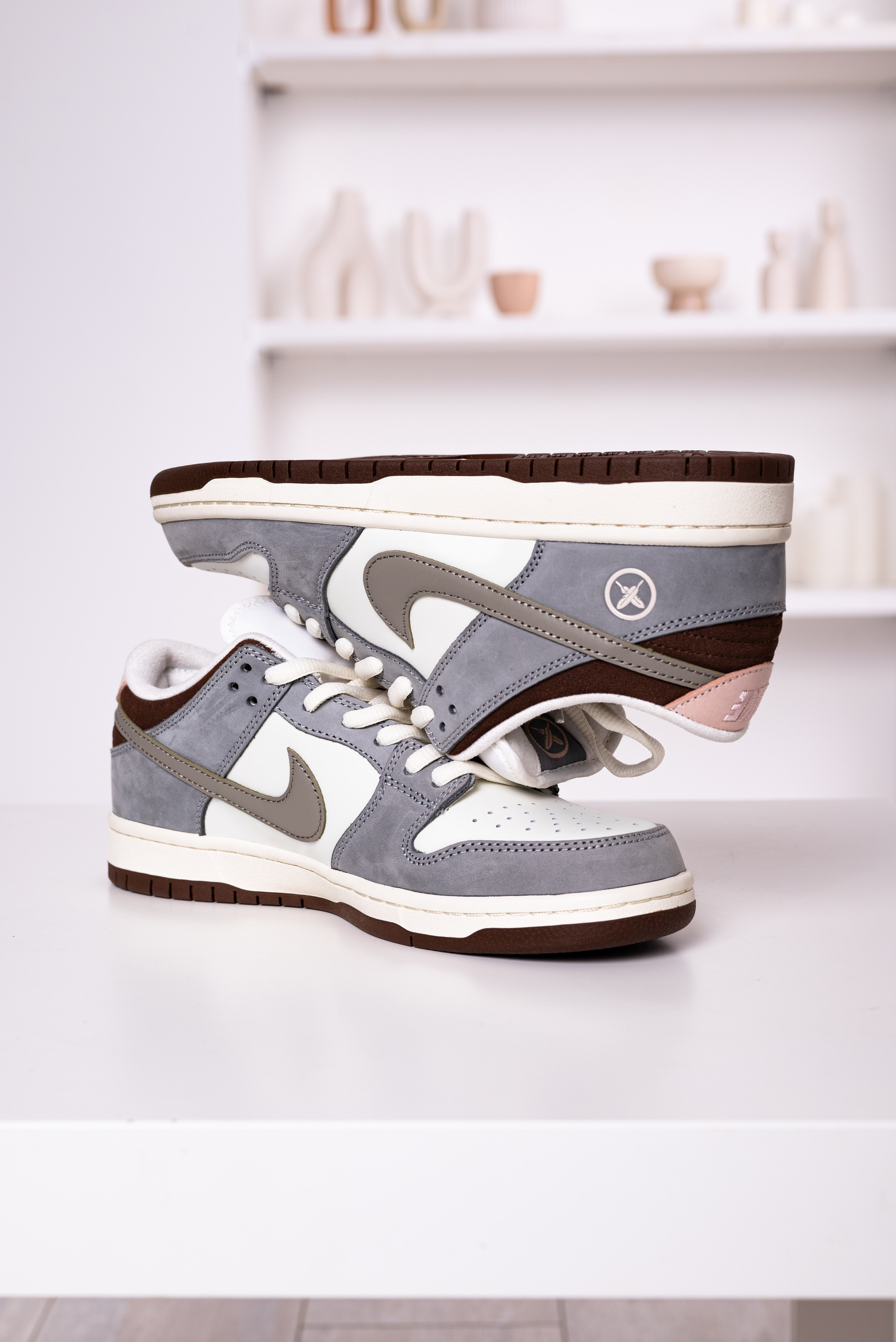 Кроссовки в студии. Предметный фотограф, фото для маркетплейсов Пятигорск, КМВ