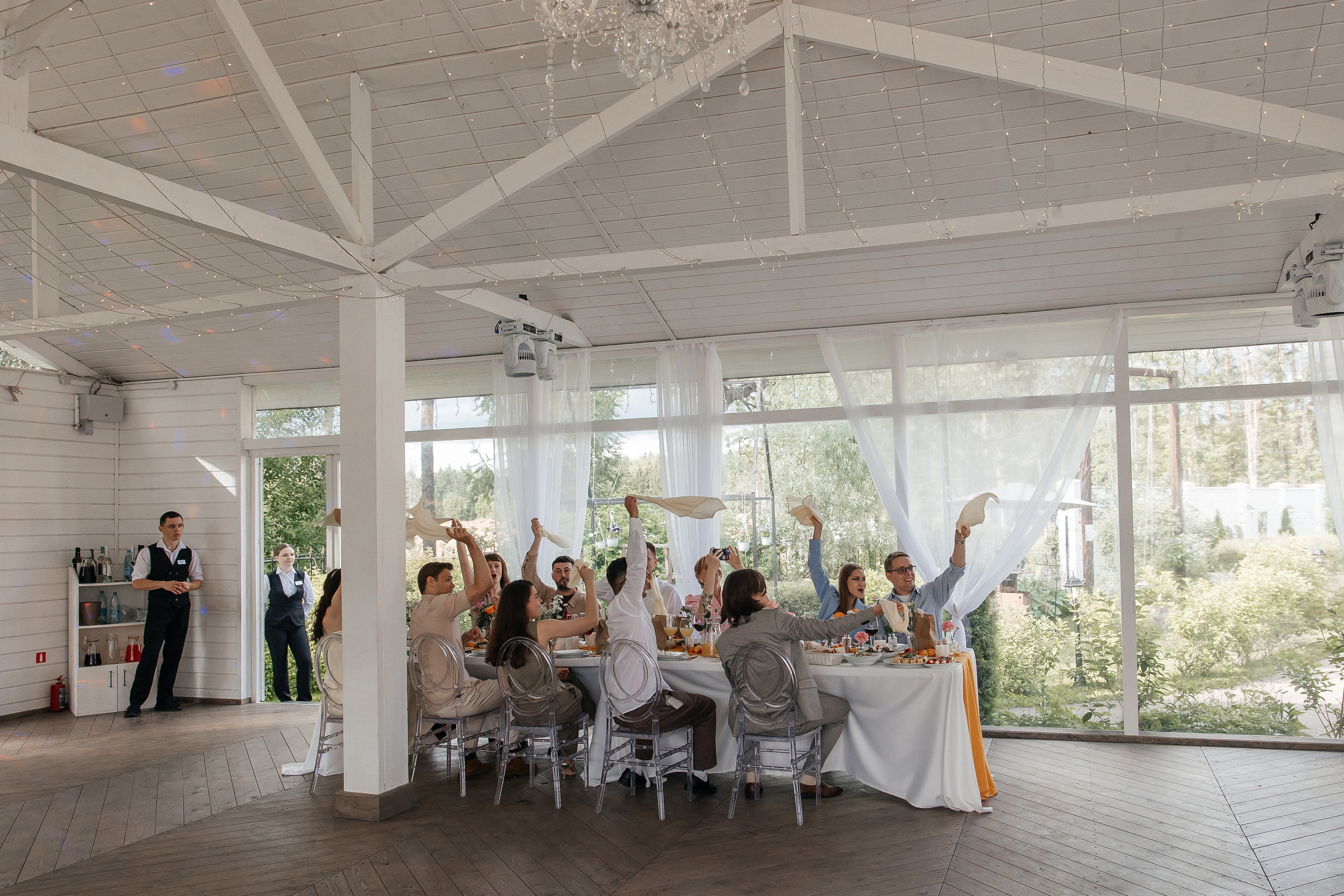 Свадебная фотосессия в ресторане Турандот, свадьба на площадке House for wedding Дом у озера. Свадебный фотограф в Москве Дарья Олендарёва