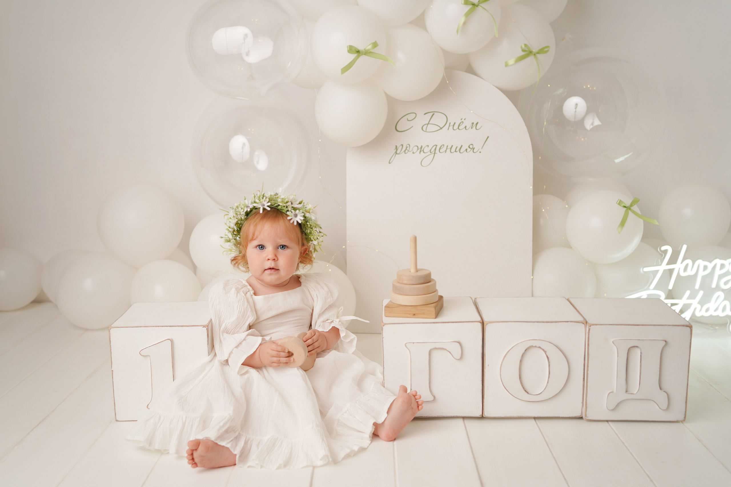 На фотосессии Первый годик малышку посадили на пол с большими кубиками год.