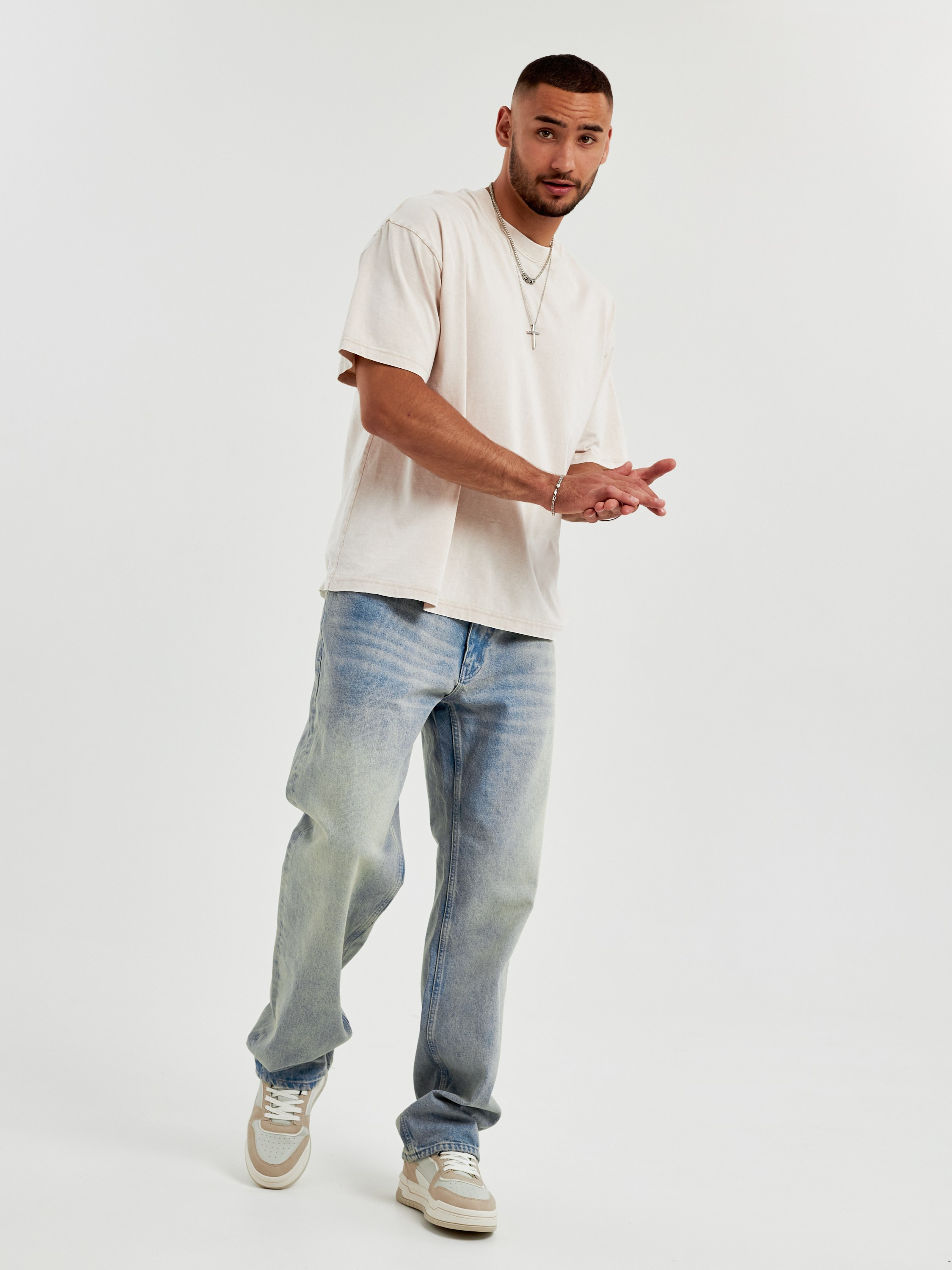 Фотосъемка футболок варенок Екатеринбург Wildberries ВБ Ozon Озон фотосессия одежды Екб заказать цена фотосъемка товара WB тай дай Екб. Фотограф Екатеринбург Анастасия Жерновская | Маркетплейсы и нейрофото