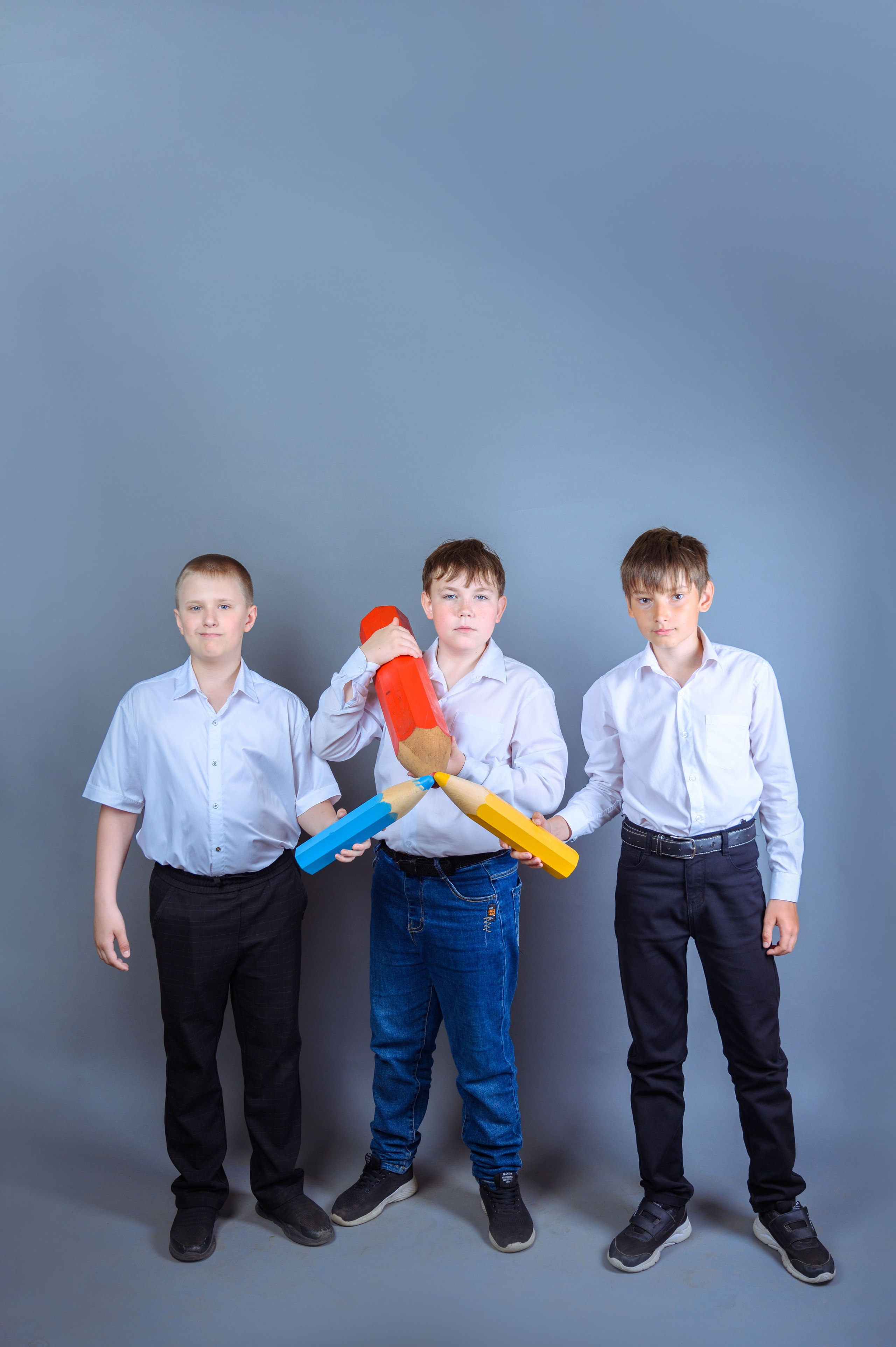 Фотосъемка на фоне с реквизитом. Фотограф. Выпускные альбомы в Барнауле