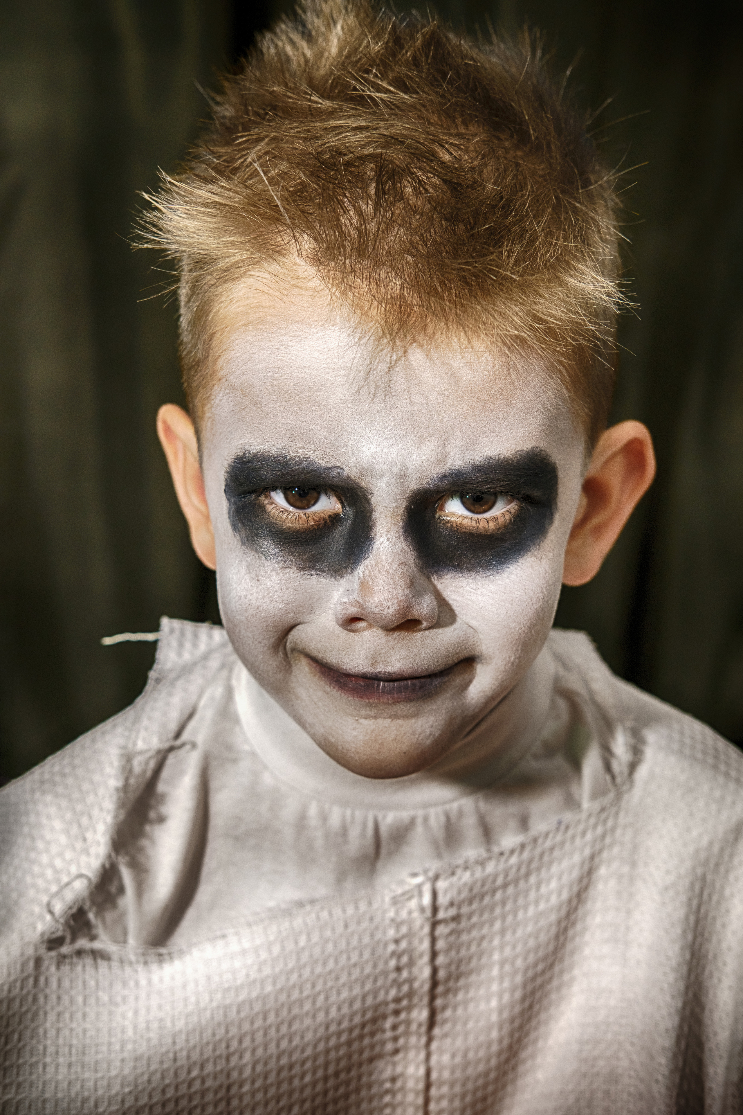 Мальчик в роли призрака или маньяка на Хэллоуин 